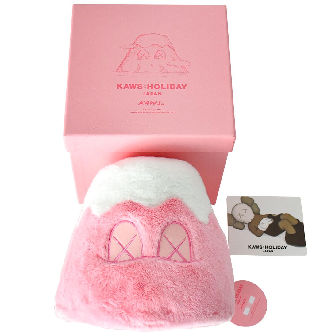 Limited Edition release from 2019.
Released for the Kaws outdoor exhibition at Mount Fuji in Japan.
Soft plush of Mt. Fuji in ultra soft pink.
Packaged in custom printed, pink box with info cards.
Certificate of Authenticity with edition number