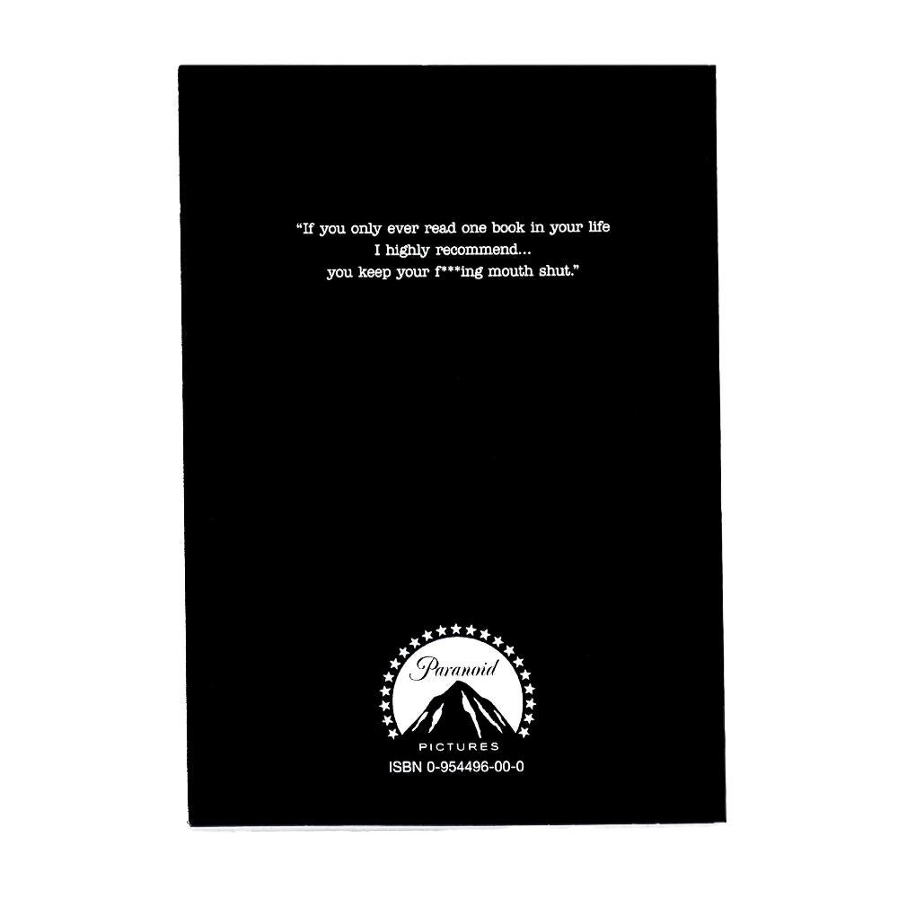 Mini libro Banksy Cut It Out super cool e da collezione.
Rilasciato nel 2004.
Un must per i collezionisti di Banksy.
L'ultimo della serie di 3 libri pubblicati in formato mini black book negli anni 2000 da Banksy (Banging Your Head Against a Brick
