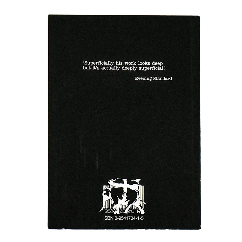 Libro de bolsillo de Banksy.
Publicado en 2002.
Este es el segundo libro de la serie de Banksy.
Publicó 3 libros en este formato de minilibro negro en la década de 2000 (Golpearse la cabeza contra un muro de ladrillos, Existencilismo y