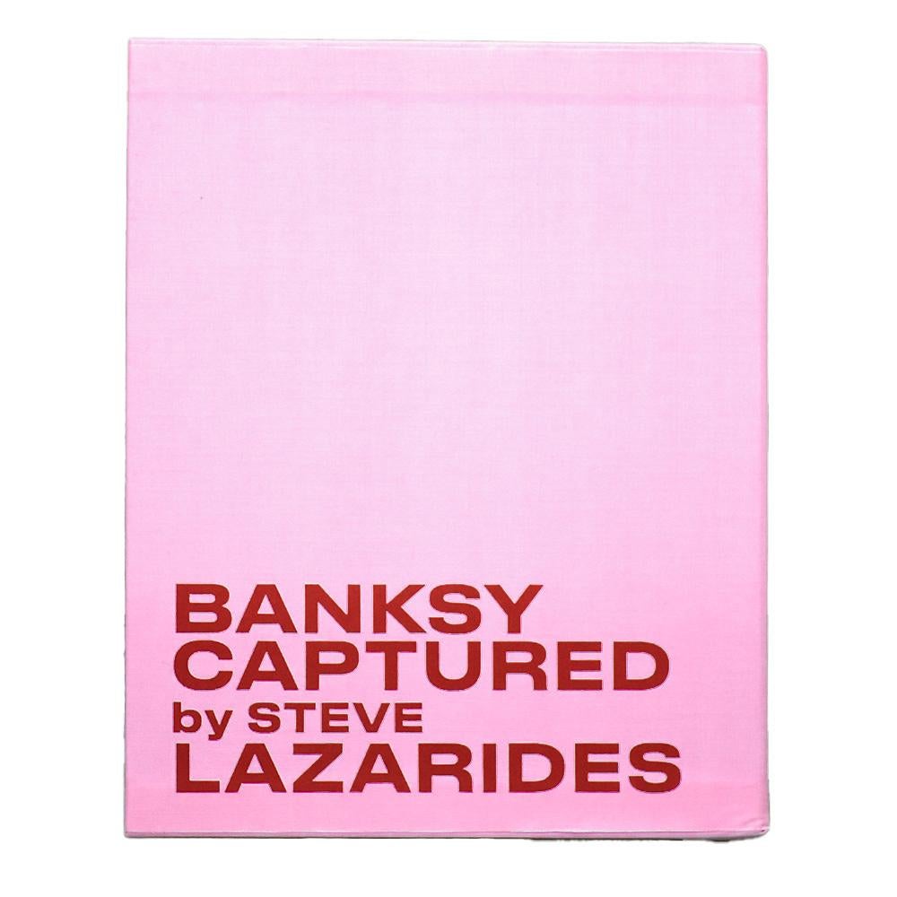Banksy Captured (Rosa Erstausgabe Band 2 Hardcover) (Streetart), Photograph, von Steve Lazarides