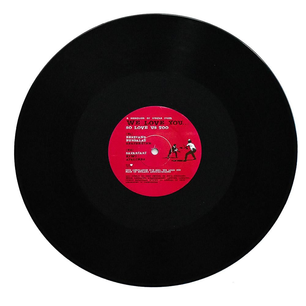Disco promocional súper raro con ilustraciones de Banksy.
La etiqueta central del disco tiene una versión alternativa del icónico Lanzador de Flores de Banksy.
Publicado en 2001. Una pieza muy temprana de la historia de Banksy.
Banksy compartió