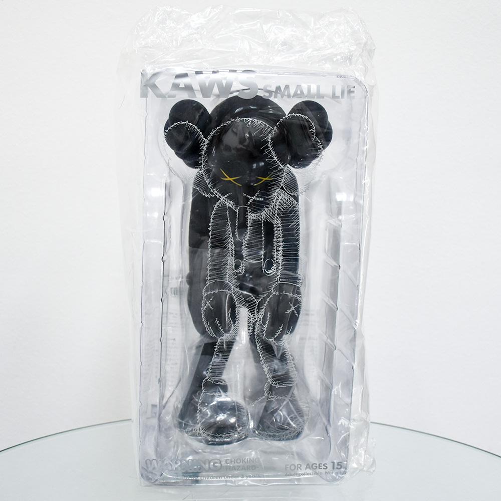 Pequeña mentira (negra) - Sculpture de KAWS