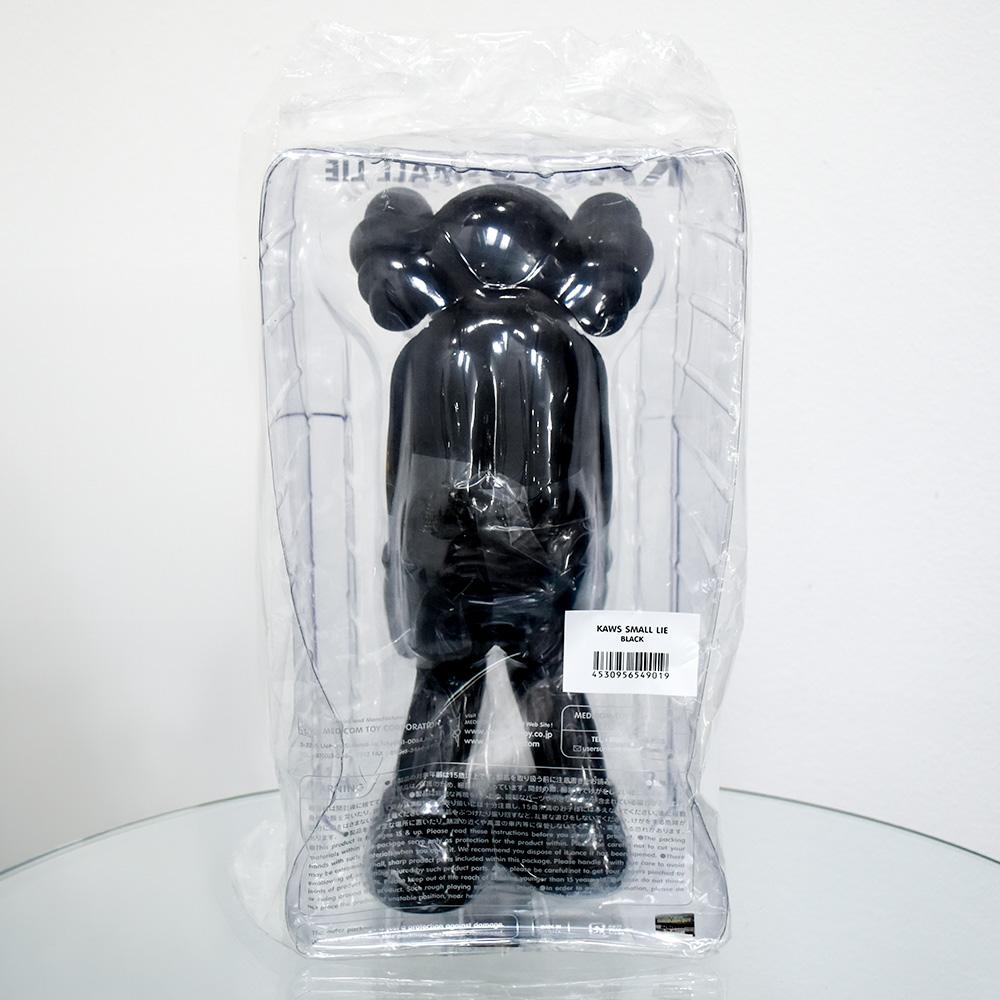 Pequeña mentira (negra) - Sculpture Arte callejero de KAWS