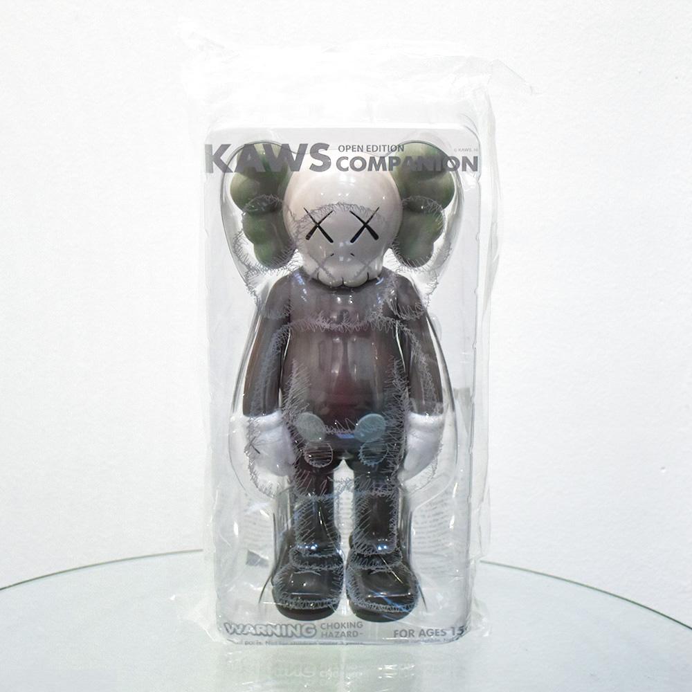Gefährte (Braun) – Sculpture von KAWS