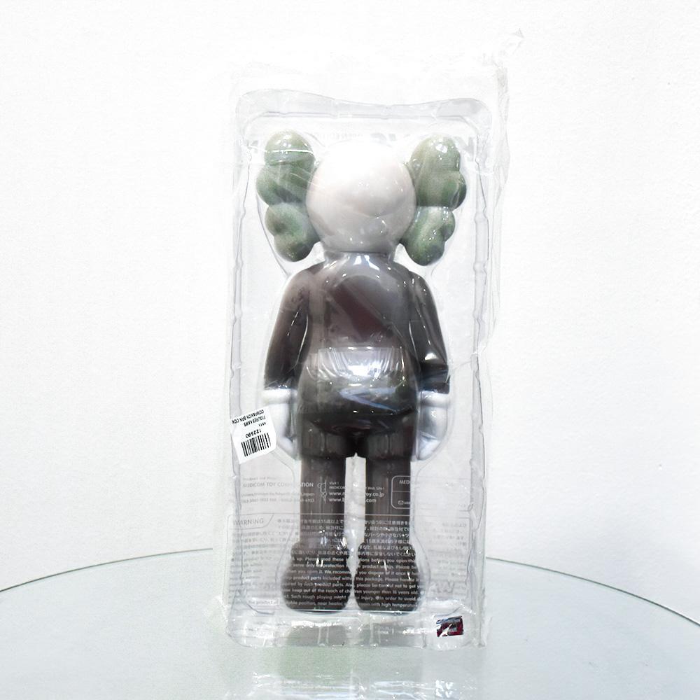 Gefährte (Braun) (Zeitgenössisch), Sculpture, von KAWS