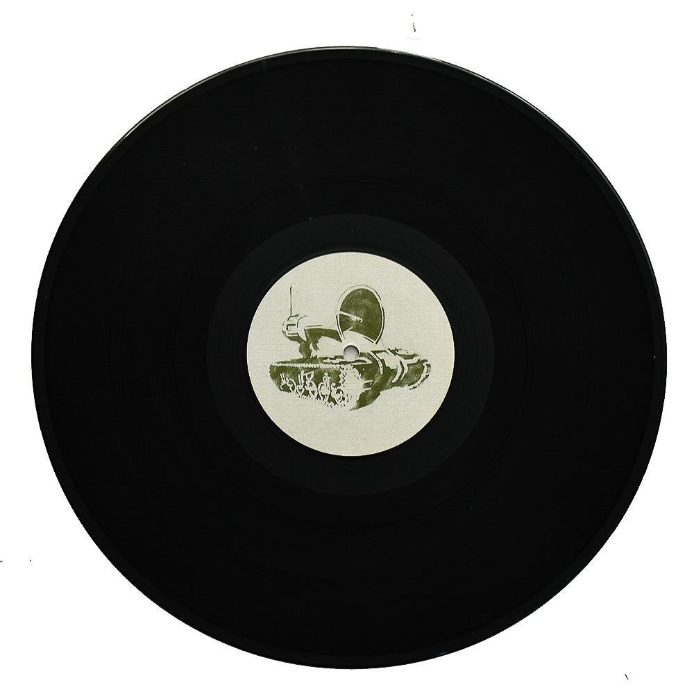 Très chouette disque One Cut Cut Commander avec une œuvre d'art de Banksy sur la pochette.
La couverture comporte une grande image du char d'assaut de Banksy.
Publié en 1998, il s'agit d'un exemple très précoce d'œuvre d'art de Banksy.
Le dos de la