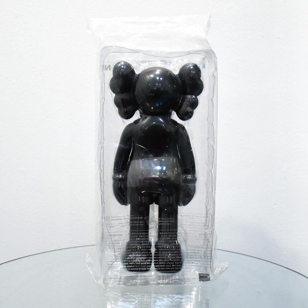 Le compagnon KAWS est un objet d'art immédiatement reconnaissable et indispensable à la maison.
Version noire de l'emblématique figurine d'art KAWS.
Sortie dans le cadre de l'exposition KAWS au Texas au musée moderne en 2016.
Informations