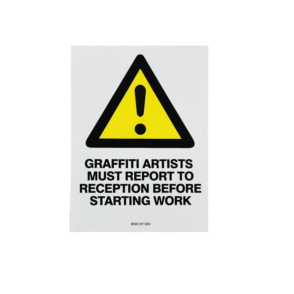 Autocollant astucieux de Banksy. Les Artistics doivent se présenter à la réception avant de commencer leur travail.
Imprimé avec 
