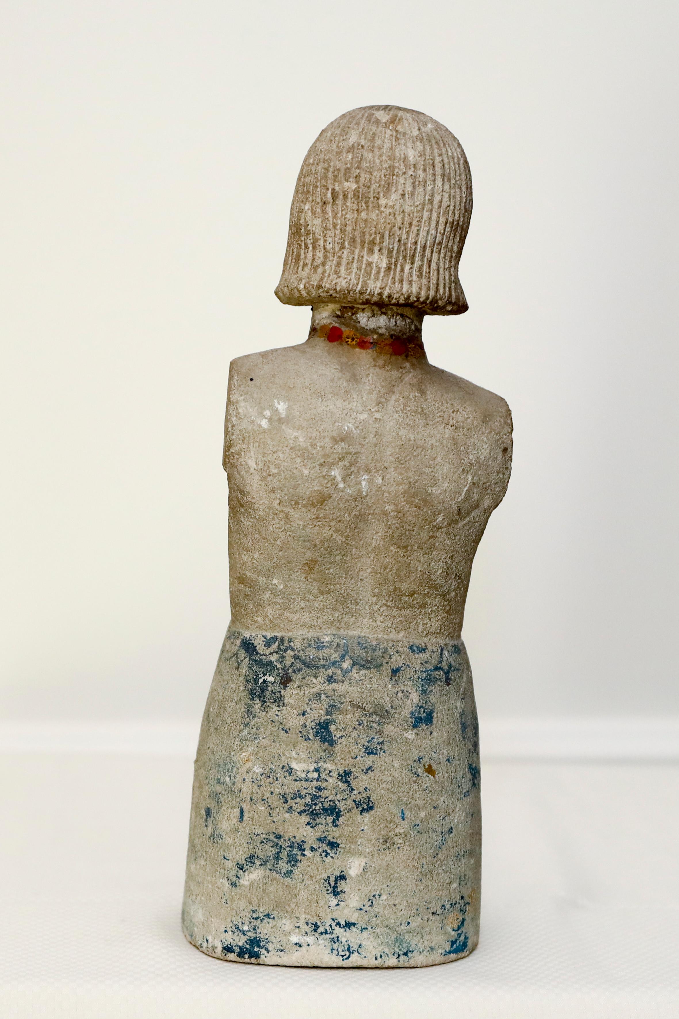A Stone Figure of a Woman, hand carved with painted patina (Figure de femme en pierre, sculptée à la main et patinée) - École anglaise Art par Joseph Cribb
