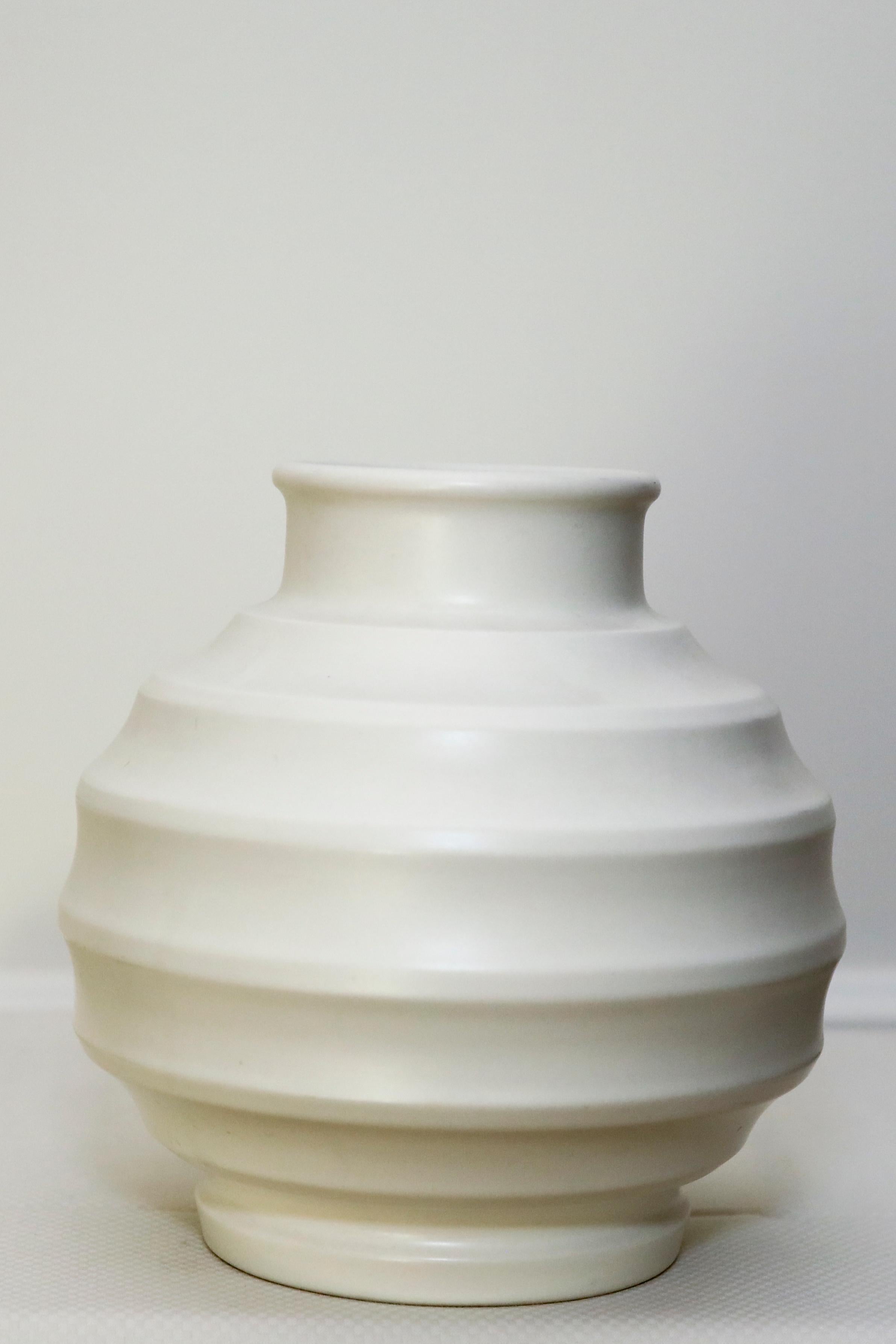 Keith Murray, architecte et designer industriel, a créé ce vase particulier, "Chinese Lantern" en pierre de lune blanche ( forme no.3765) Fabriqué en Angleterre.  Ce vase, dont le prix unitaire est de 1200 $, est disponible en jaune et en vert.  Un