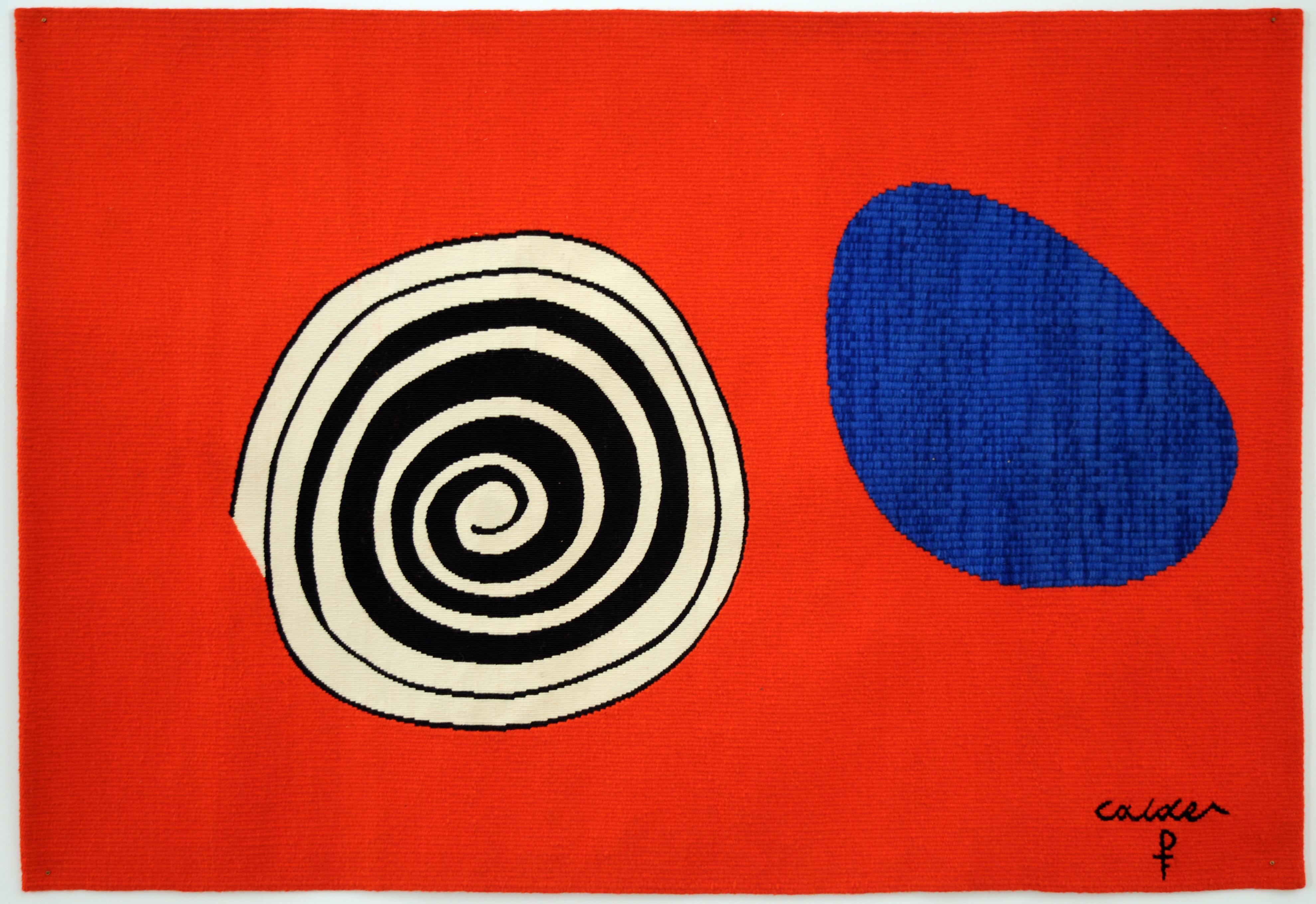 Gli Arazzi del Bicentenario: La Tache Bleue (Il Blob Blu) - Art di Alexander Calder