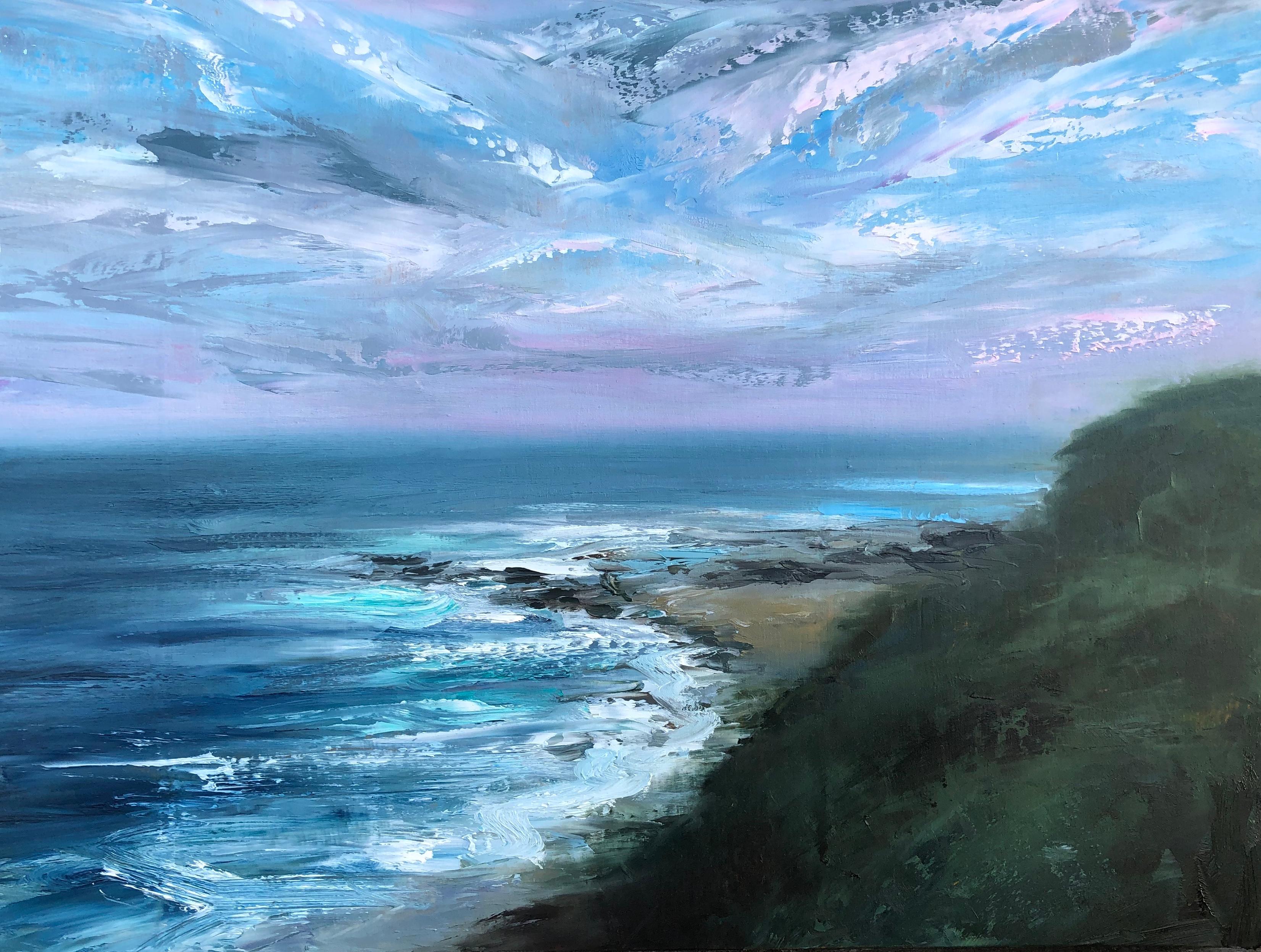 Landscape Painting Whitney Knapp - «Shoreline at Dusk » : ciel et nuages roses et bleus au-dessus du rivage de l'océan