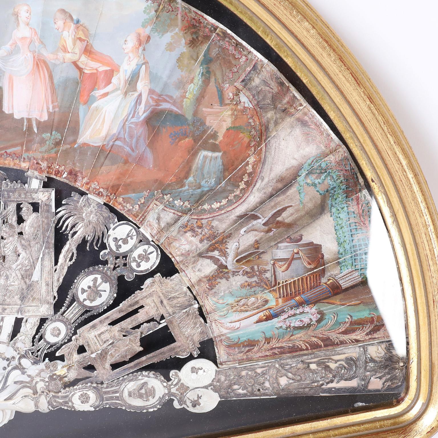 Antiker italienischer bemalter Handfächer aus Glas in einem Glasgehäuse im Angebot 1