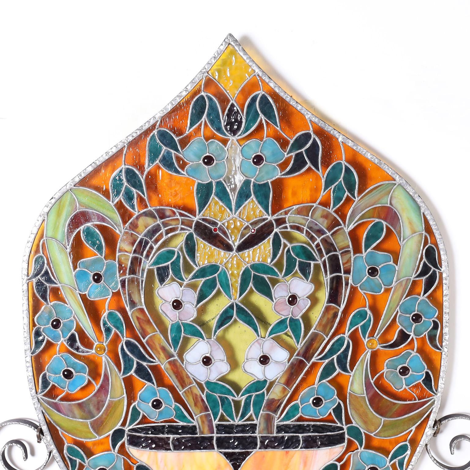 Auffällige Glasmalerei, handgefertigt in Form einer Sanduhr, in verführerischen, lebhaften Farben und mit Juwelen in einem festlichen Blumenmotiv hervorgehoben.
