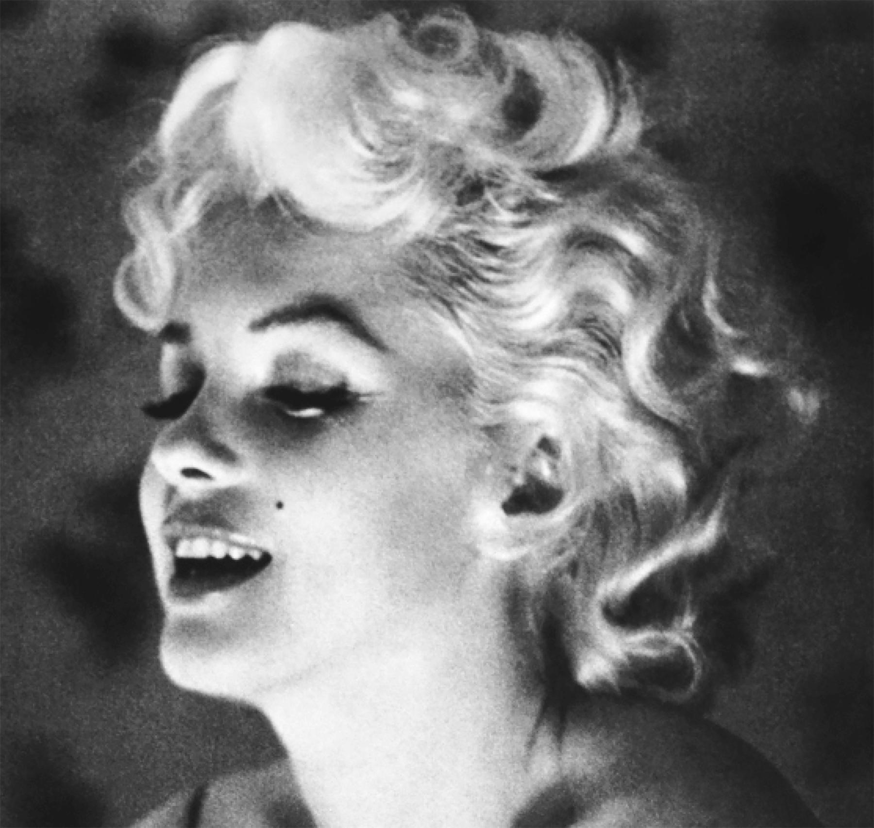 Marilyn Monroe CHANEL n°5 - 8 x 10 Impression négatif d'origine, 30x40 1/1 et NFT - Noir Black and White Photograph par Unknown