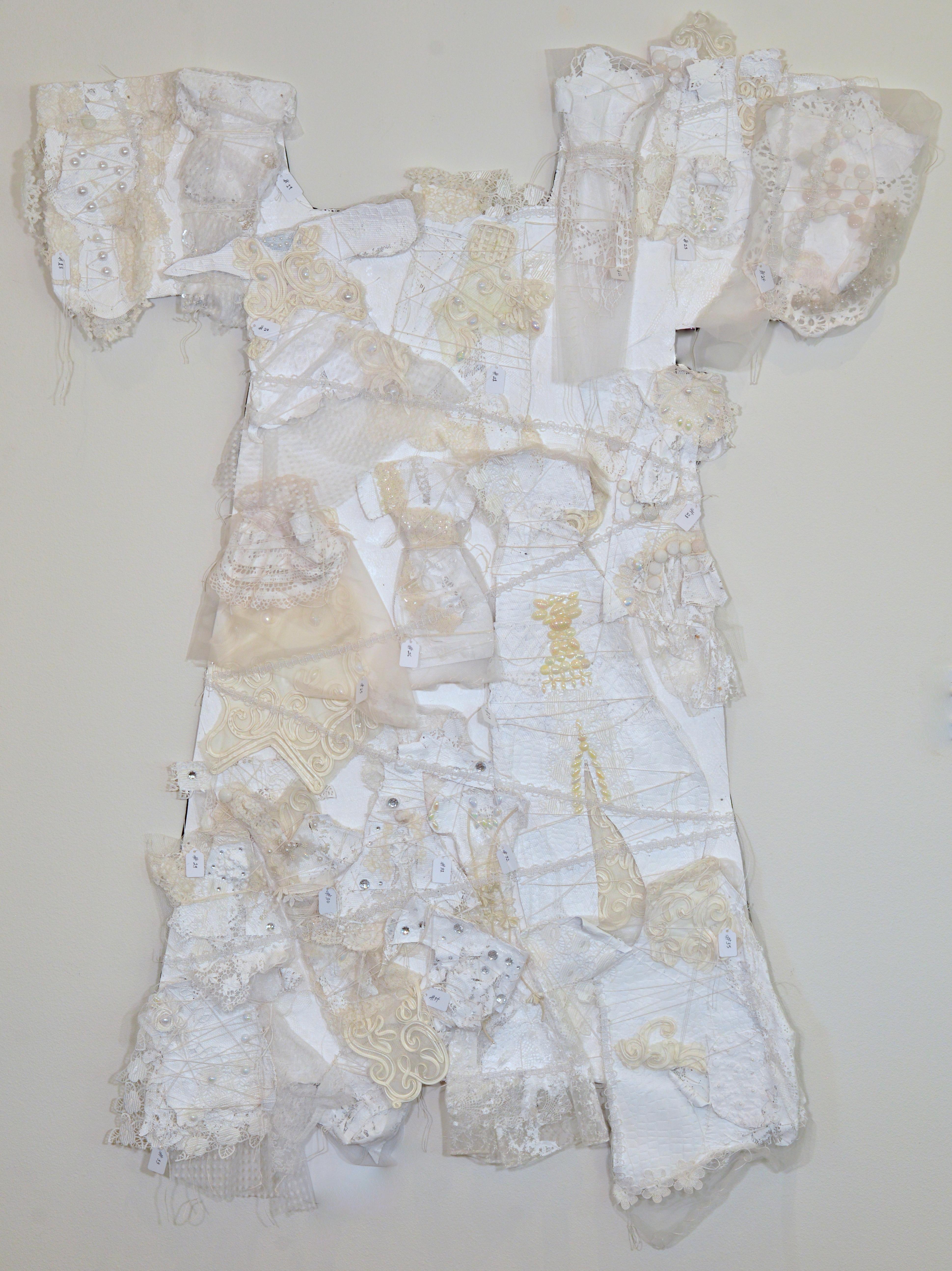 Remnants 4, Großes weißes Kleid mit 17 kleinen Kleidern, genäht auf