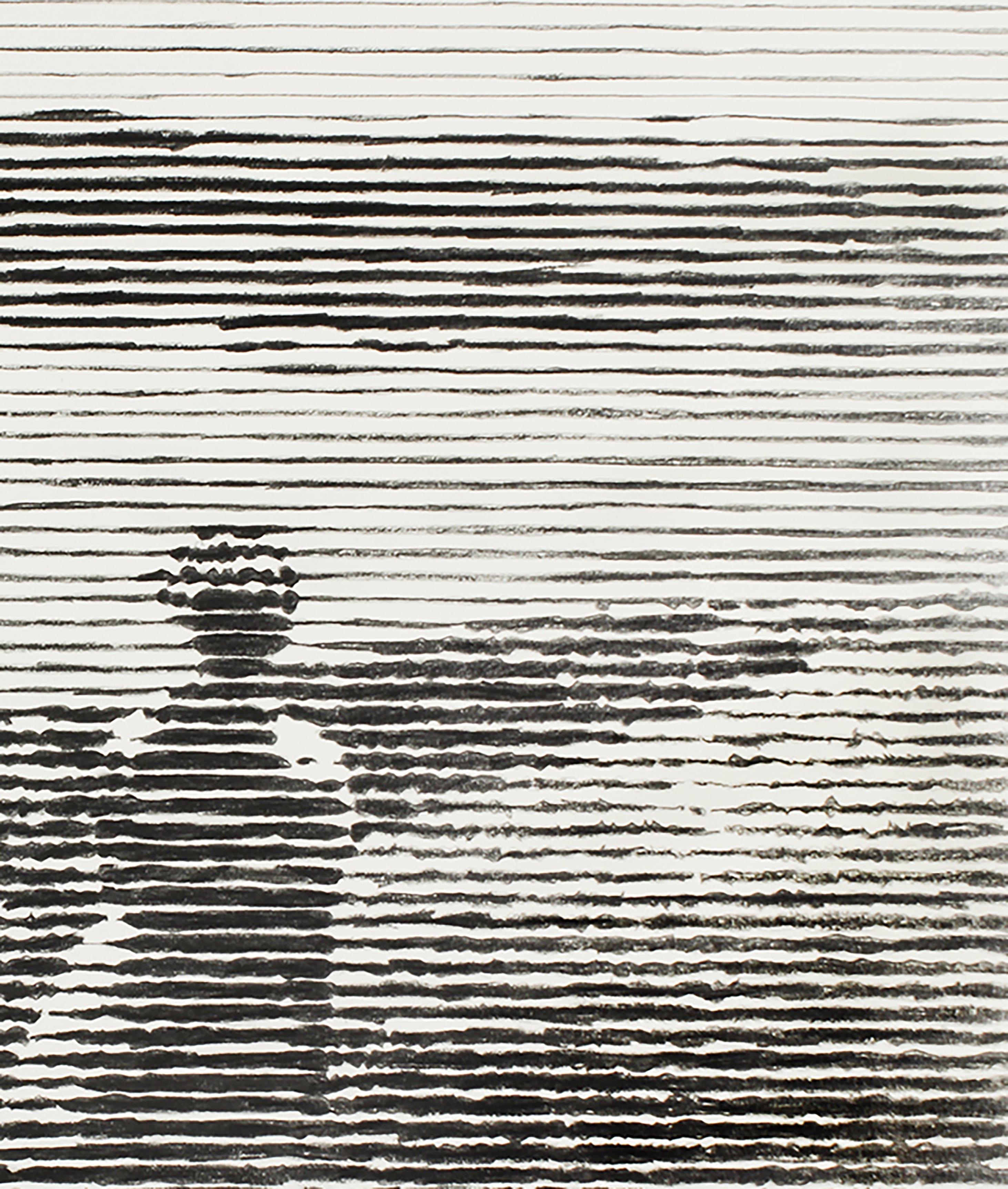 Mom (Lake Hemet ?), portrait en noir et blanc d'une femme regardant le paysage - Contemporain Art par Charles Buckley