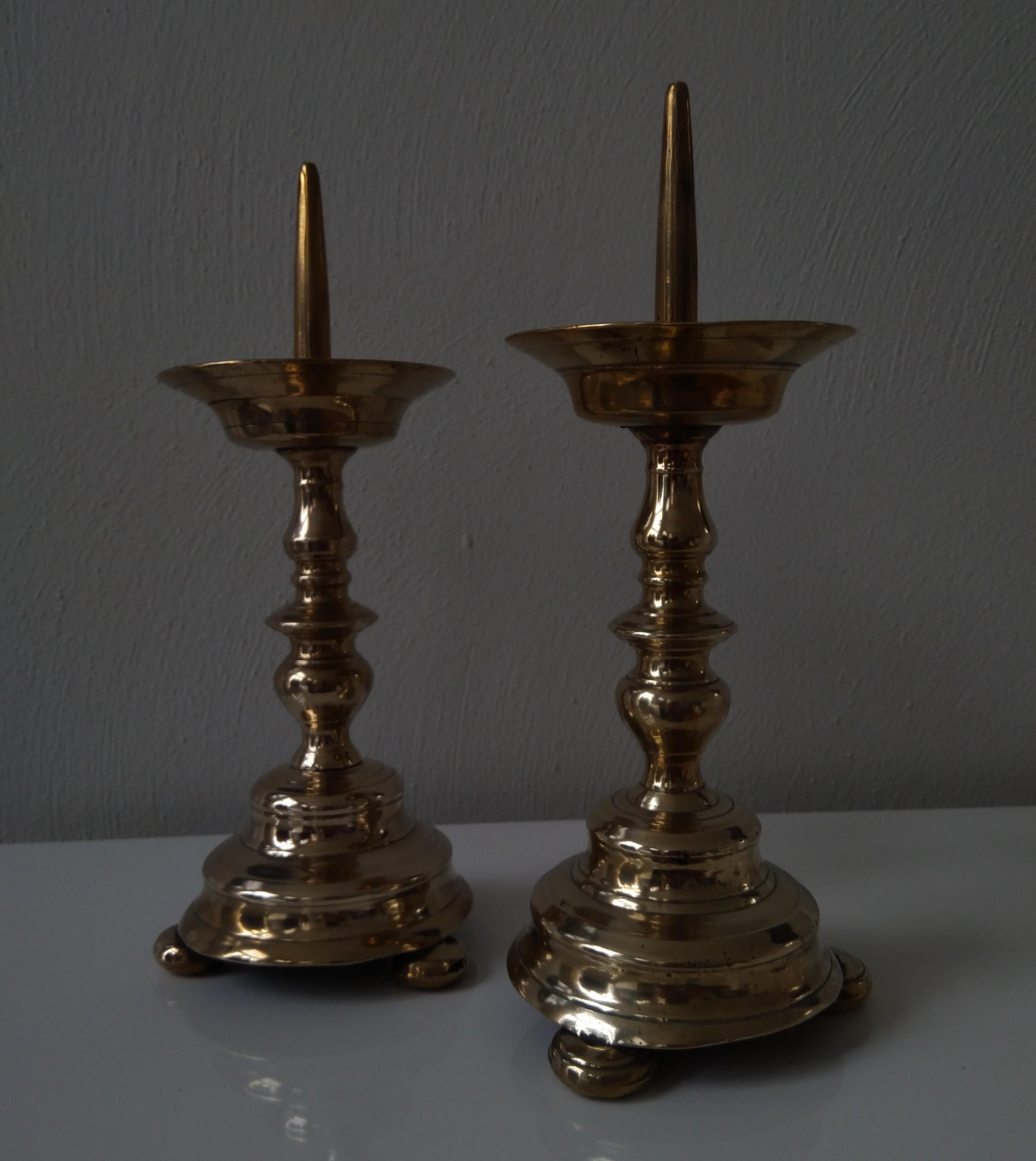 Lot - A collection of brass pricket candlesticks and an alms dish, 16th -  17thC, H 48,5 - 62,5 - ø 45,5 cm