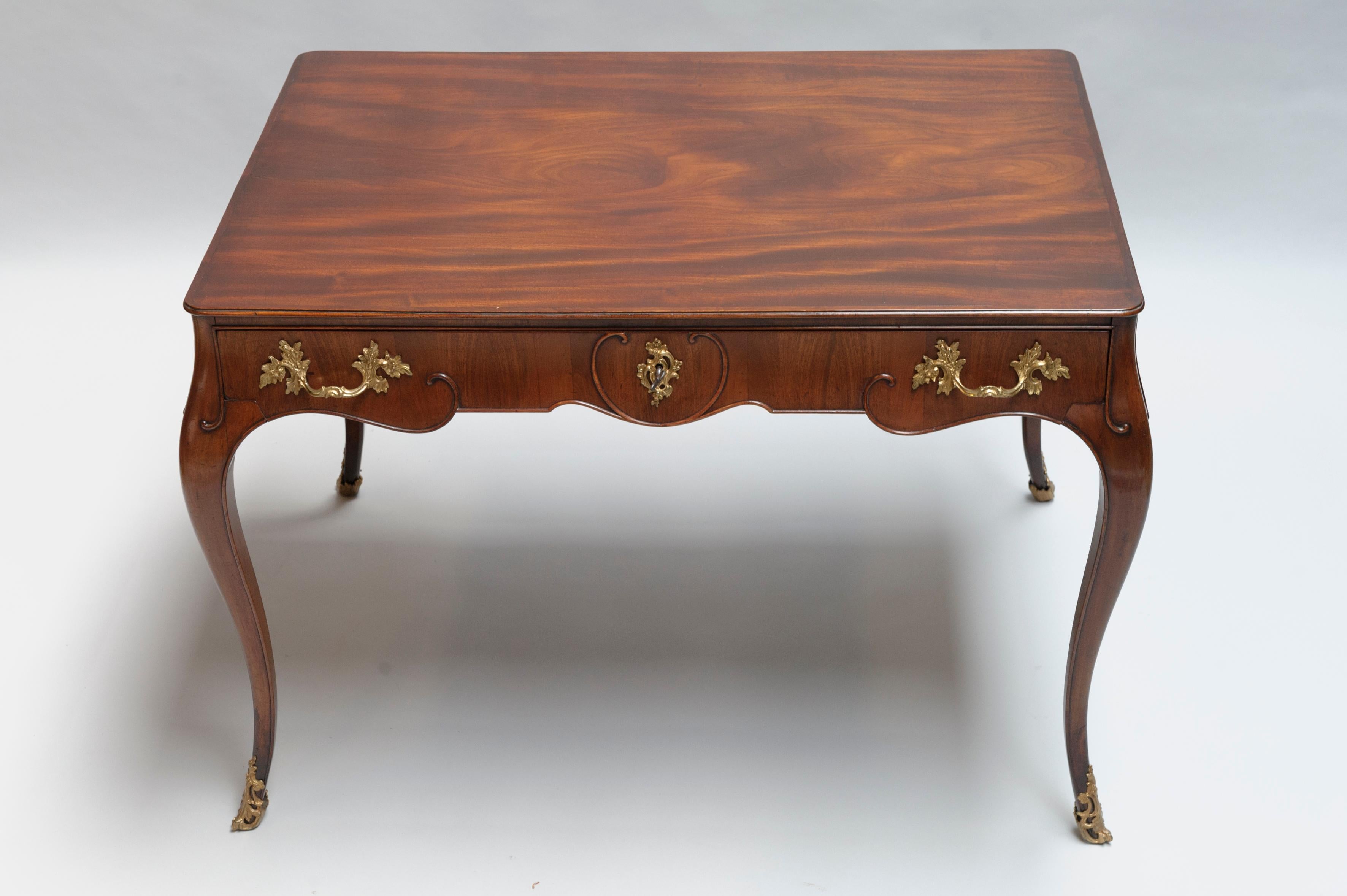Writing table or ‘bureau plat’

Dutch 
Louis XV, third quarter of the 18th Century, ca. 1760-1770

Mahogany and oak veneered with mahogany, gold plated bronze fittings.  
H. 76,5 cm. W.  112 cm. D. 80 cm.

CATALOGUE NOTE
A fine Dutch Louise XV