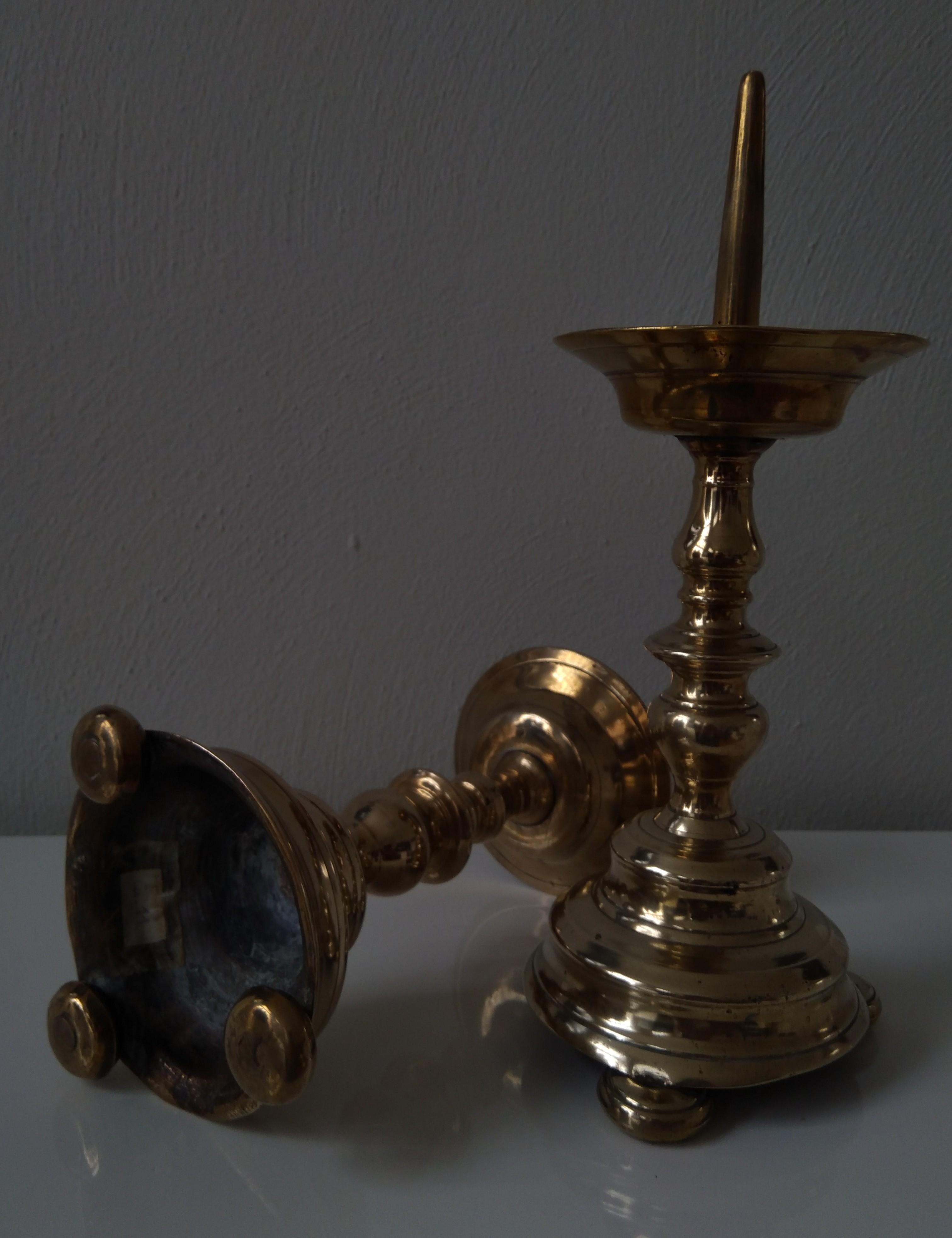A pair of Baluster Pricket Candlesticks 
South Netherlandish, possibly Malines
Baroque, first quarter of the 17th Century, ca. 1600 – 1620
Brass
H. 27,8 cm.  D. 11 cm. (diameter of the bare)

PROVENANCE 
Collection of the Cistercian Sisters of the