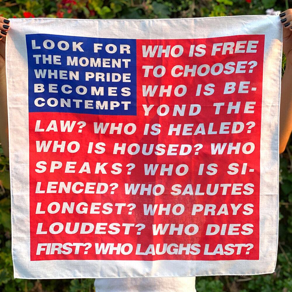 La potente interpretazione di Barbara Kruger della bandiera americana è serigrafata su una grande bandana di cotone. Si trattava di un prodotto a tempo limitato che veniva venduto solo per circa un mese. Sarebbe fantastico incorniciato. Viene