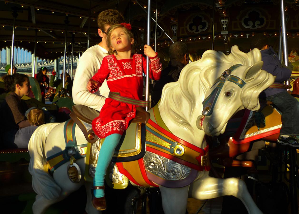 La fotografía siempre ha ocupado un lugar central en la obra de Debra Pearlman. Sus sujetos suelen ser niños sorprendidos en plena acción, que revelan una serie de emociones ambiguas. Las fotografías registran momentos de lenguaje físico no