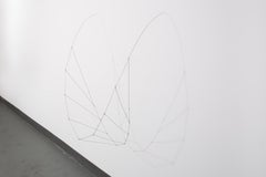 Daniel G. Hill, Sling, 2016, fil d'acier inoxydable, fil de musique, 86,36 x 60,96 x 38,56 cm