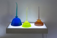 Katherine Jackson, Little Oil_Vitrina 2, 2019, Cristal, Acero, Madera, Plexi, LEDs