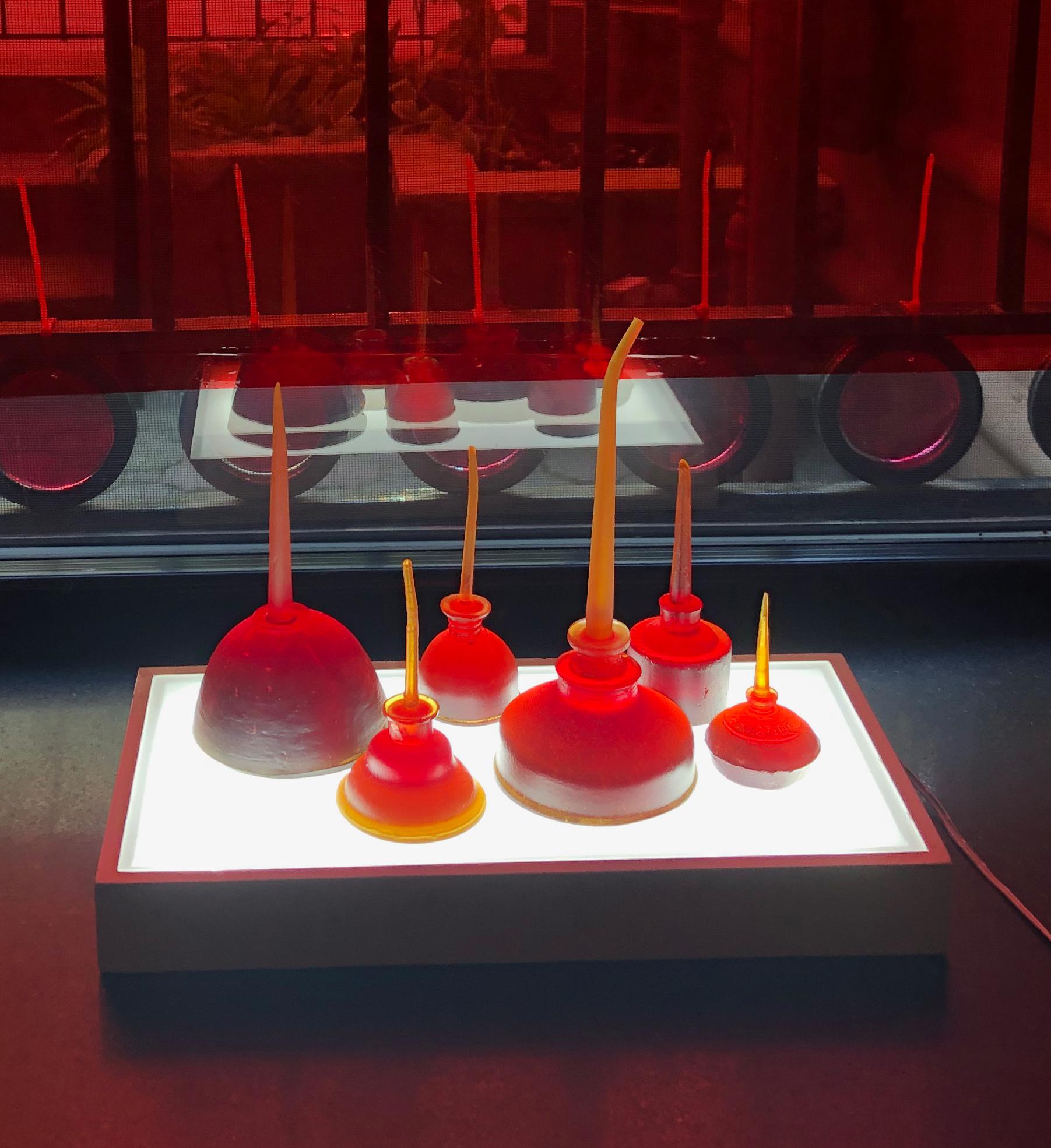 Katherine Jackson, Pequeño Petróleo  Seeing Red, 2020, Vidrio Madera Acero, Plexi, LED en venta 3