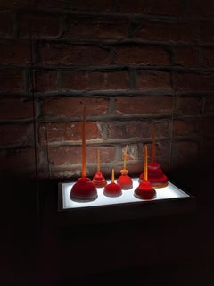 Katherine Jackson, Pequeño Aceite Ver Rojo, 2020, Vidrio Madera Acero, Plexi, LED