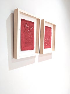 Patricia Miranda, Perlas antes que cerdos  2020, tintes de cochinilla, páginas, perlas cosidas