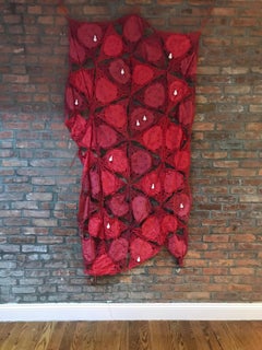 Patricia Miranda, Sentinella, 2020, encaje Battinger, tintes sintéticos, yeso fundido