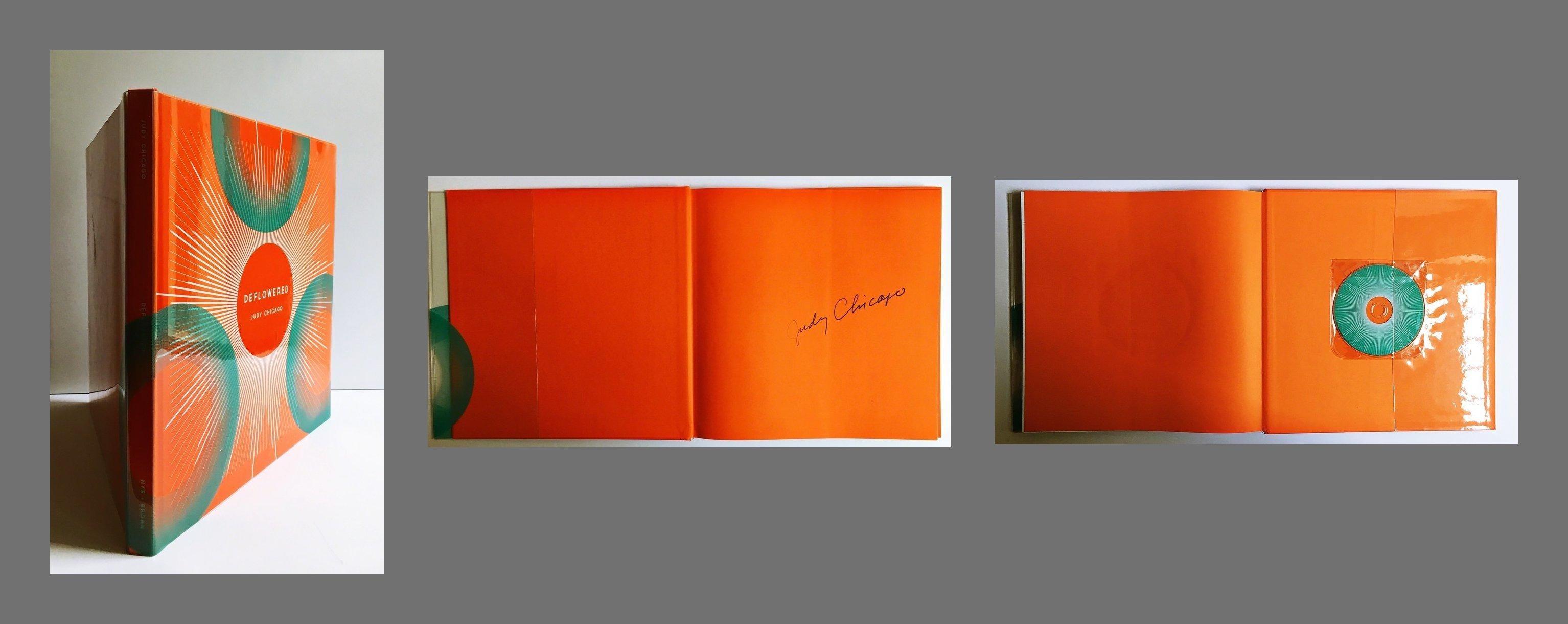 Livre fleuri (livre signé à la main) - Art de Judy Chicago