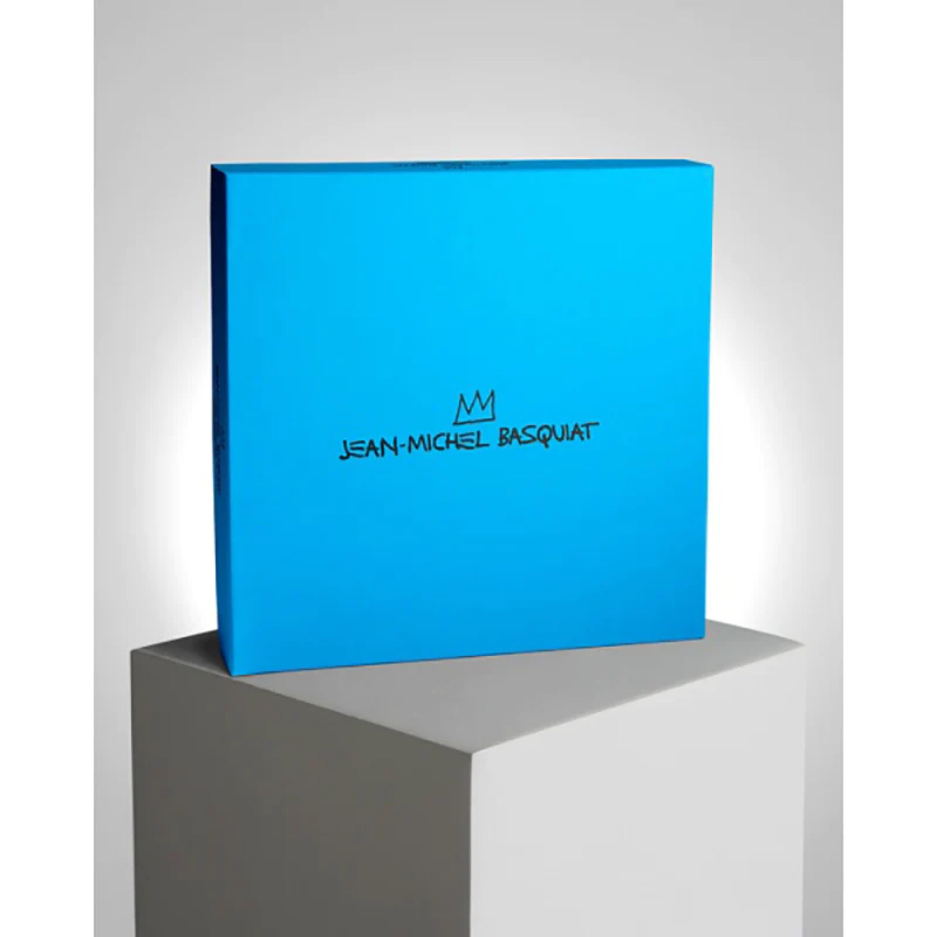 Jean-Michel Basquiat
Nachlassgenehmigter Porzellanteller in Schachtel, 2014
Porzellanteller in blauer Präsentationsbox mit Estate-Logo
Dieser Teller ist in ausgezeichnetem Zustand und wird in einer eleganten blauen Geschenkbox geliefert, die das
