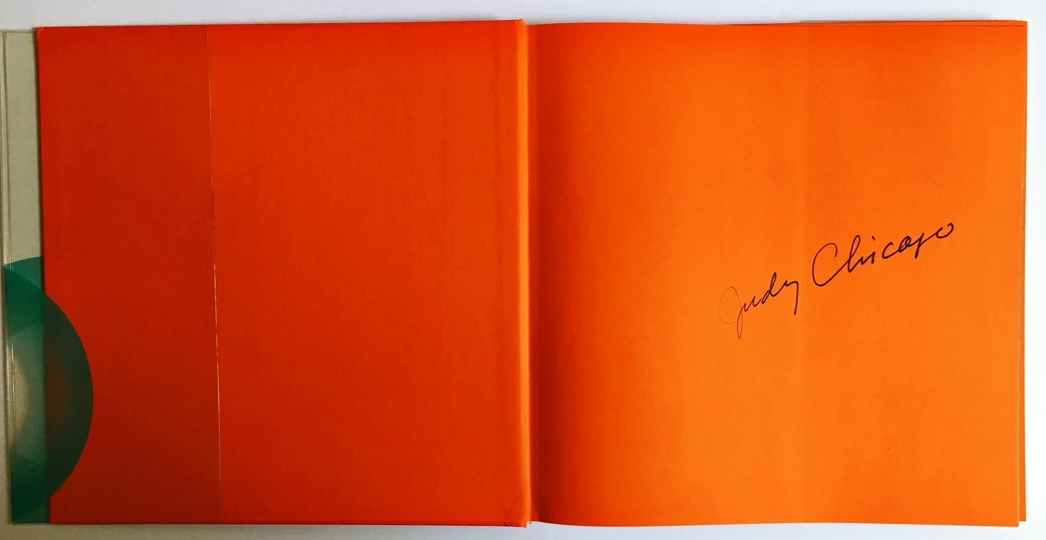 Judy Chicago
Défloré (livre signé à la main), 2013
Monographie cartonnée et DVD avec jaquette. (Ensemble de livres mixtes)
Signé par l'artiste au marqueur noir sur la première page de garde.
12 1/4 × 12 1/4 x 2 1/2 pouces
Non encadré
Cette