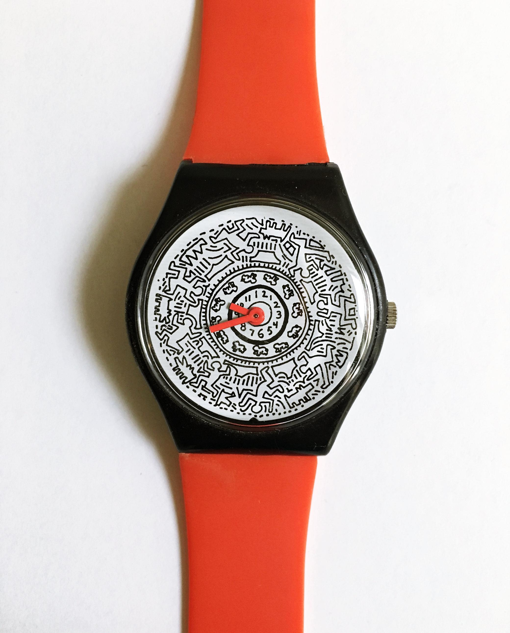 Keith Haring
Running Time Armbanduhr (rot), ca. 1992
Offizielle Mixed-Media-Armbanduhr.
Stempel aus dem Nachlass des Künstlers, Nachlasslogo auf der Verpackung und Copyright-Stempel auf der Rückseite der Uhr.
9 1/5 × 1 1/5 Zoll
Ein echtes