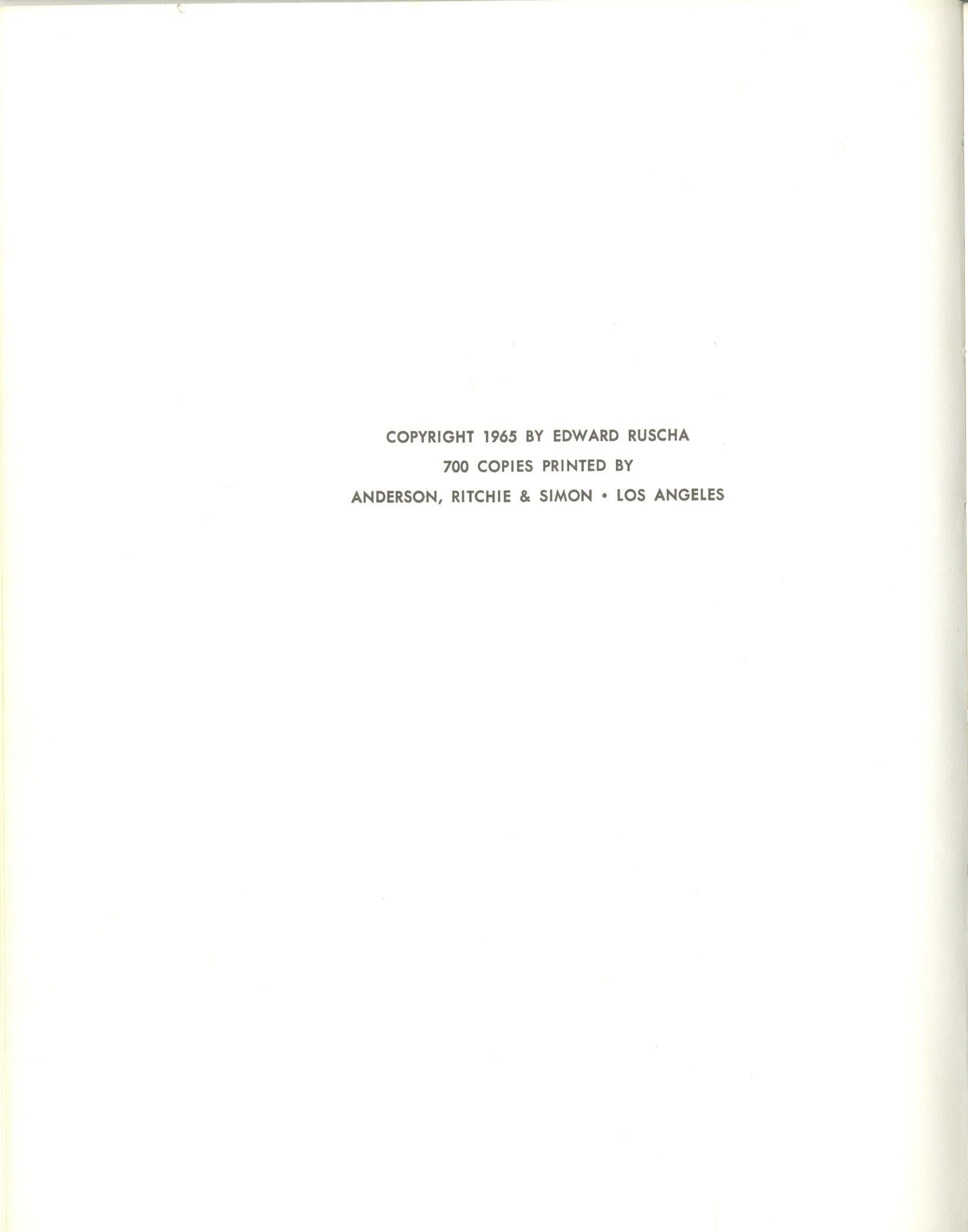 Ed Ruscha
Some Los Angeles Apartments (Non signé), 1965
Trueing Première édition du livre d'artiste : Édition limitée à 700 exemplaires
7 × 5 1/2 pouces
Non encadré
Un livre d'artiste rare et insaisissable des années 1960. C'est un cadeau