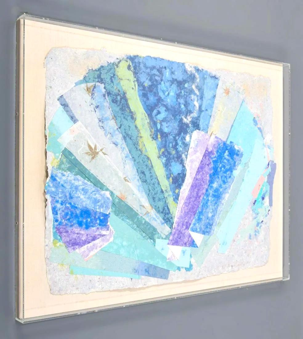 Margie Hughto
Fleur bleue, 1983
Papier teinté fait à la main
Signé et daté à la main par l'artiste sur le devant en bas à droite. Titre au dos.
Cadre inclus dans une boîte d'ombre en plexiglas 3-D.
Une œuvre exquise et unique sur du papier teinté à