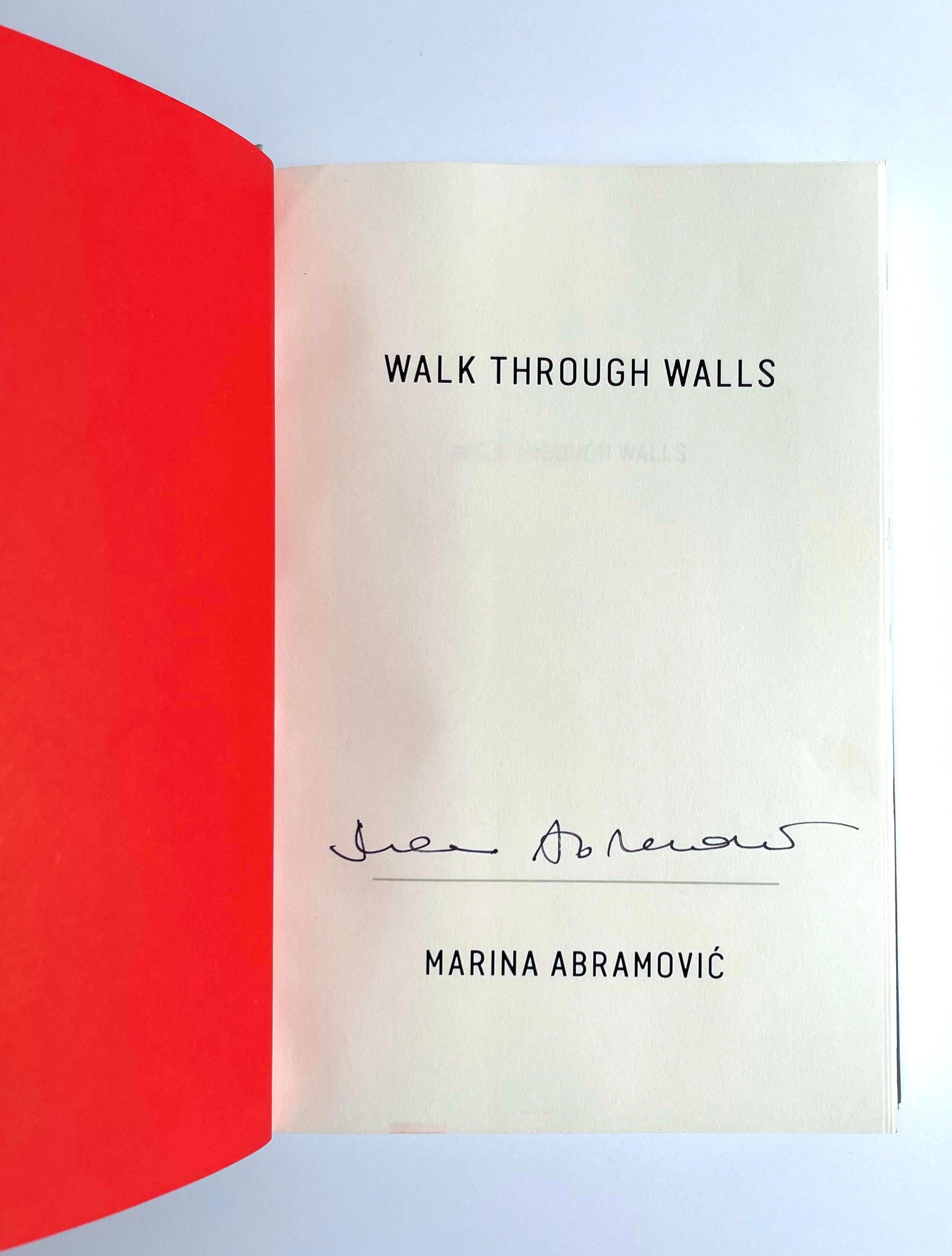 Marina Abramović
Walk Through Walls : A Memoir (offiziell handsigniertes Exemplar), 2016
Erstausgabe der gebundenen Monografie, vom Künstler handsigniert und mit dem Stempel 
