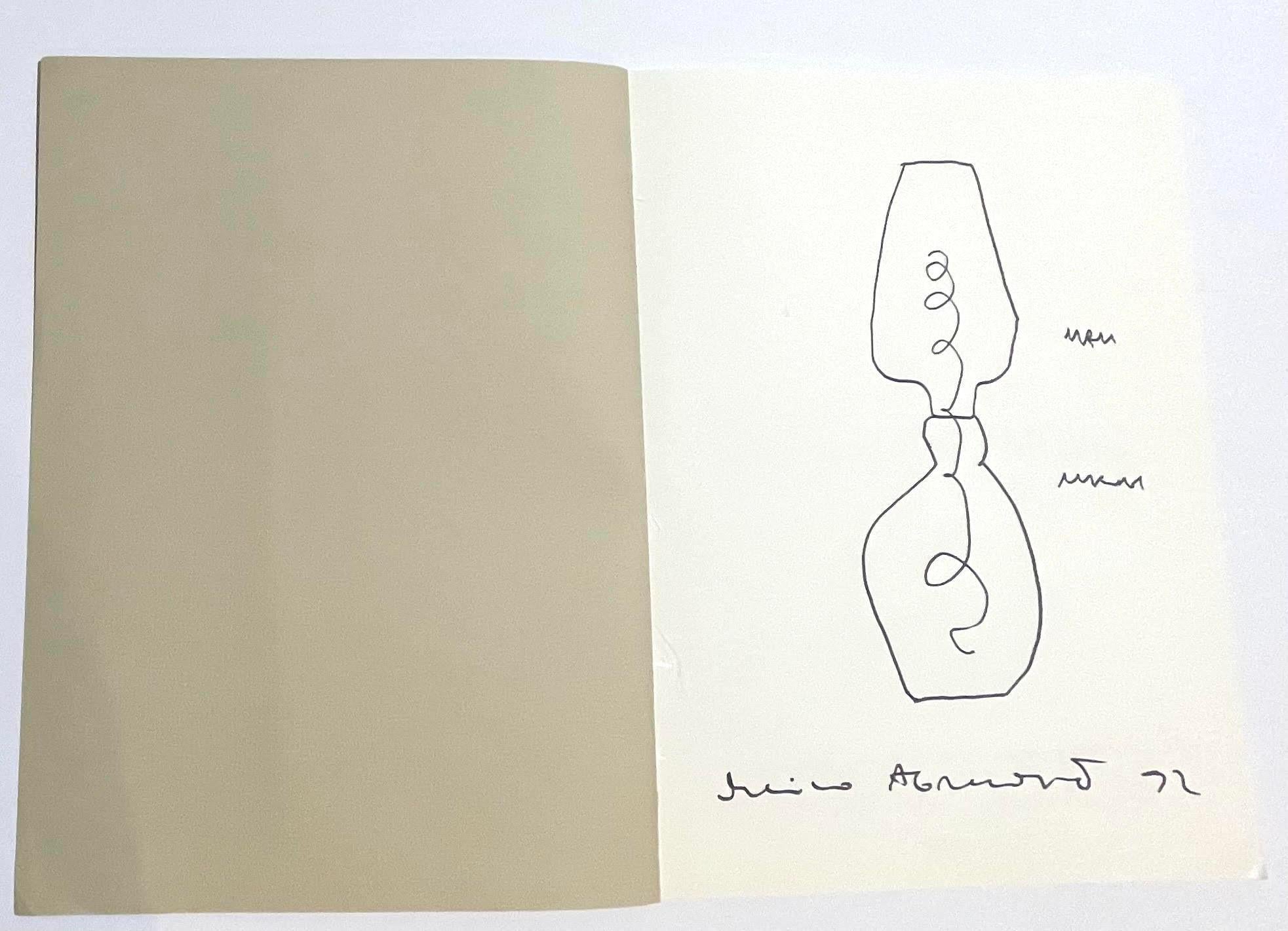 Marina Abramović
Unbetitelte Sanduhrzeichnung, 1992
Zeichnung mit schwarzem Filzstift, handschriftlich signiert und mit Anmerkungen versehen, im Inneren des Katalogs für die Ausstellung Beaux Arts 1992 in Paris
Die Originalzeichnung ist von Marina