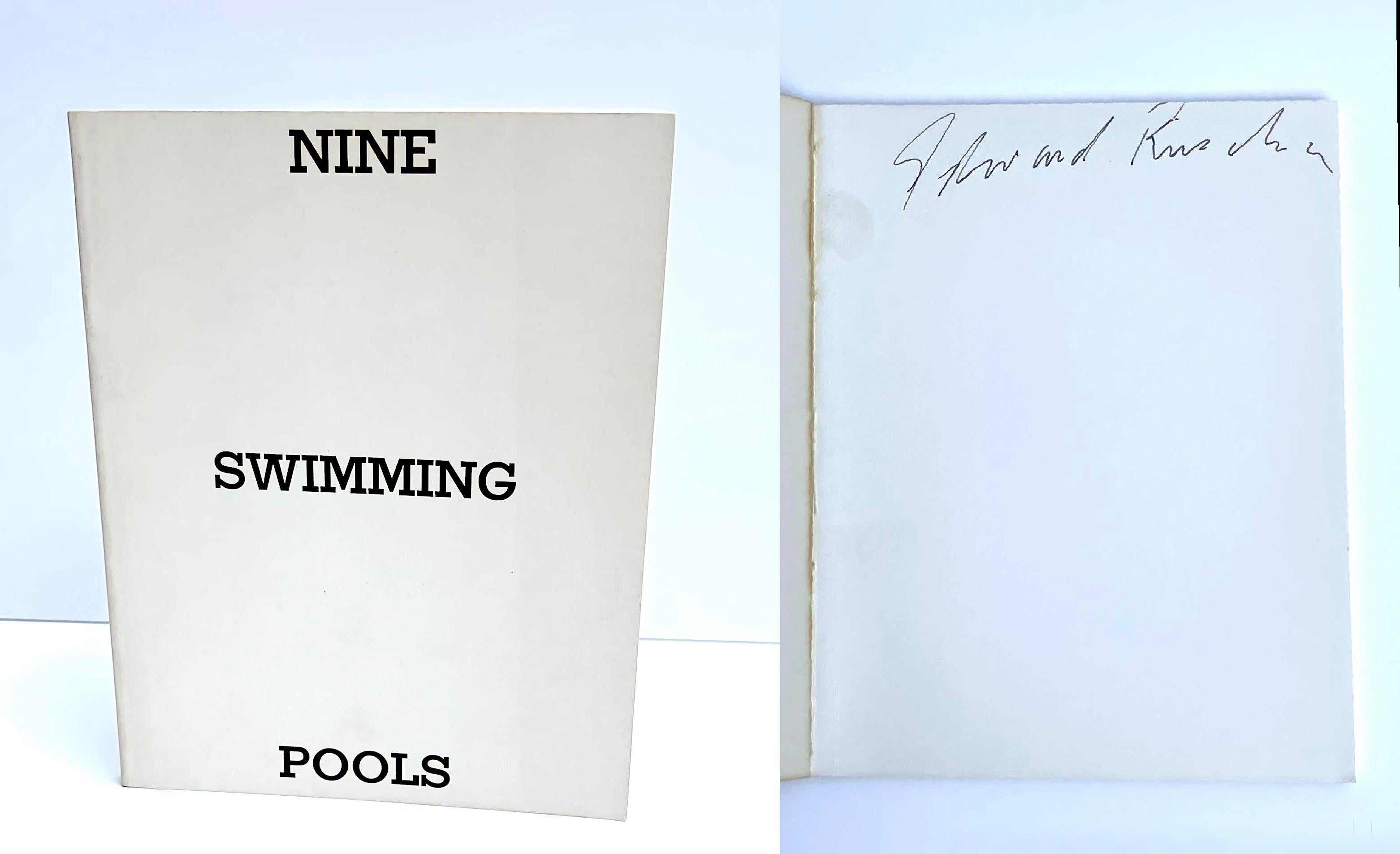 Ed Ruscha
Neuf piscines et un verre cassé (SIGNÉ À LA MAIN), 1976
Livre d'artiste à édition limitée
Signé par Ed Ruscha sur la première page de garde.
7 × 5 1/2 pouces
Il s'agit de la deuxième édition (1976), publiée dans un tirage limité à 2000