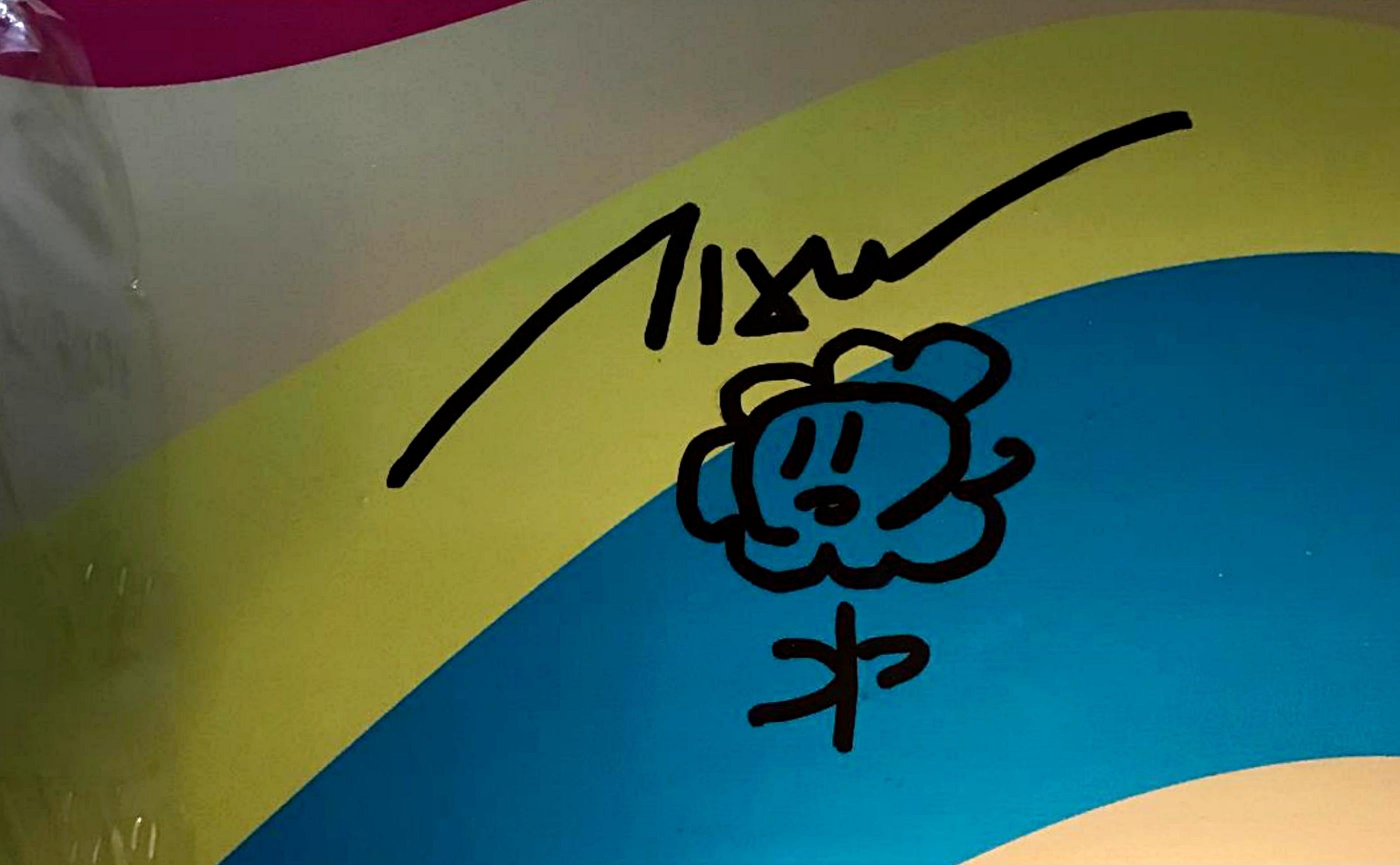 Takashi Murakami
Original handsignierte Blumenzeichnung auf Skateboard in limitierter Auflage, 2017
Einzigartige Blumenzeichnung mit Marker auf Skateboard. Signiert von Murakami
Mit Marker gezeichnete und von Murakami fett signierte