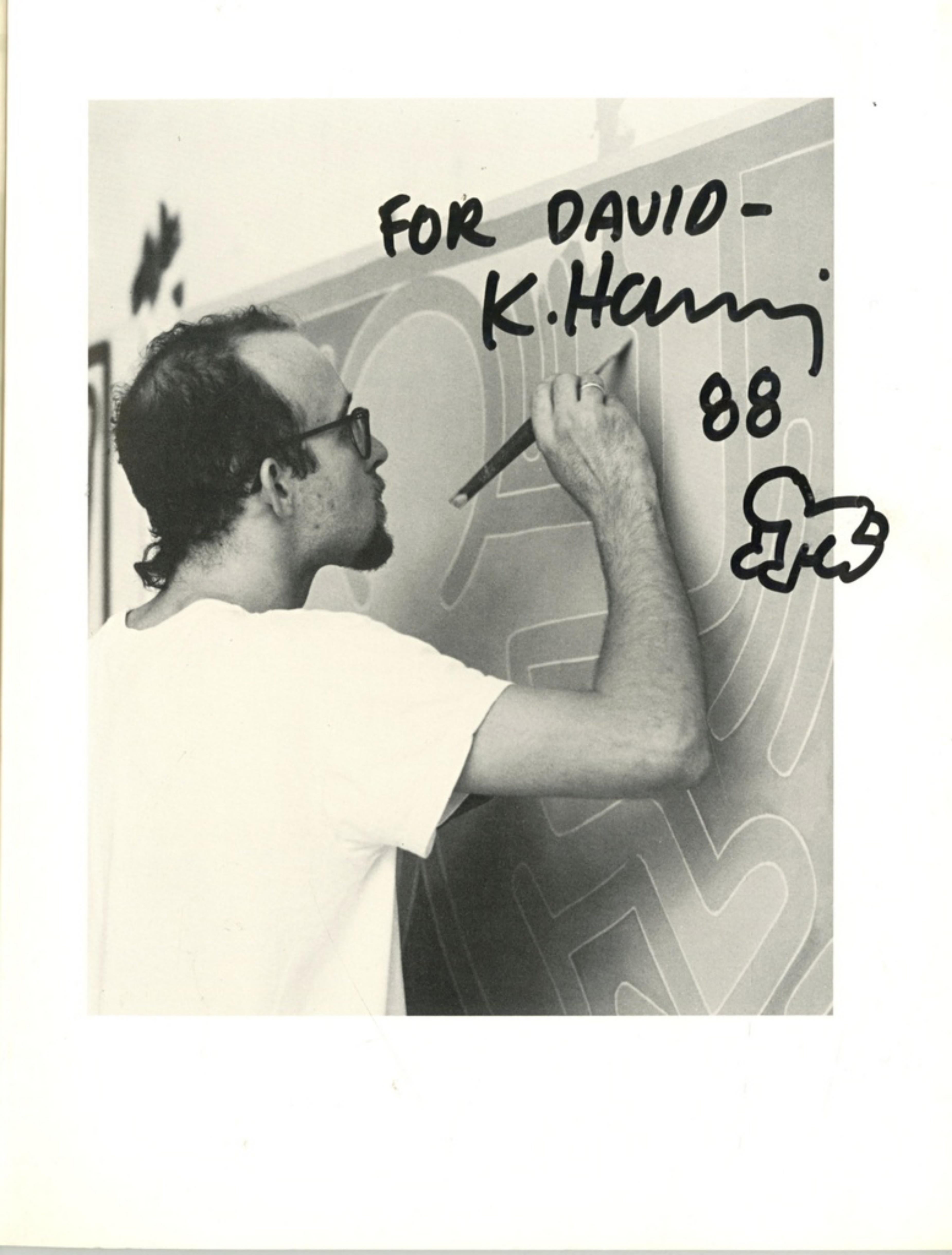 Keith Haring
Dibujo sin título inscrito a David, 1988
Dibujo original sobre papel encuadernado en monografía histórica, inscrito a David Copley
Firmado en negrita, inscrito y fechado con rotulador negro encima del dibujo
Se trata de una obra