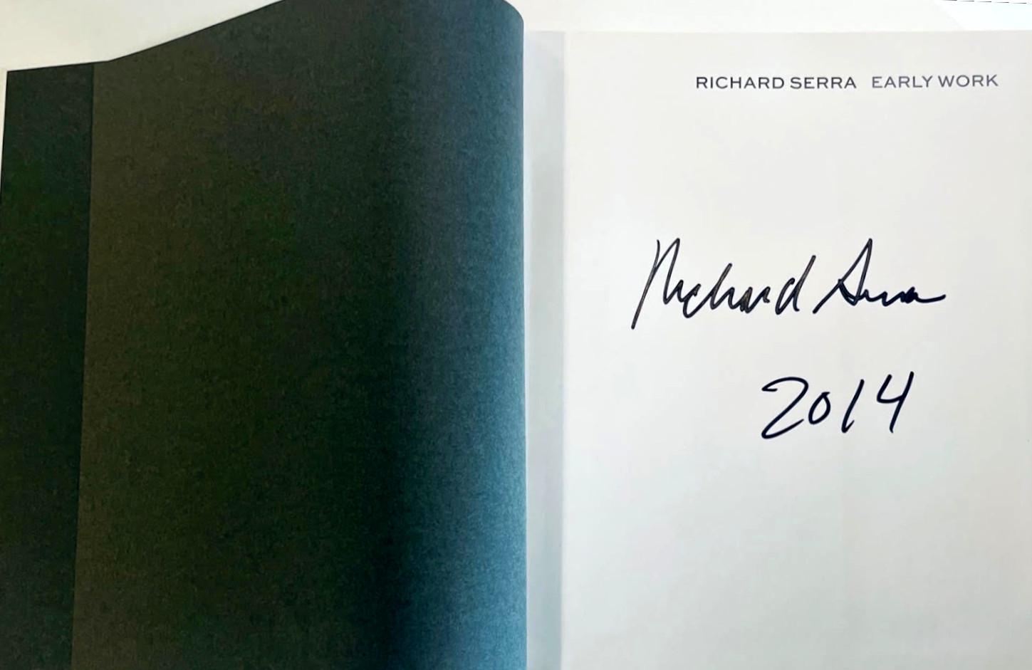 Richard Serra Frühes Werk (handsigniert und datiert von Richard Serra), 2013
Gebundene Monografie ohne Schutzumschlag (handsigniert und datiert 2014 von Richard Serra)
 Handsigniert und datiert 2014 von Richard Serra auf dem Titelblatt
12 × 10 × 1