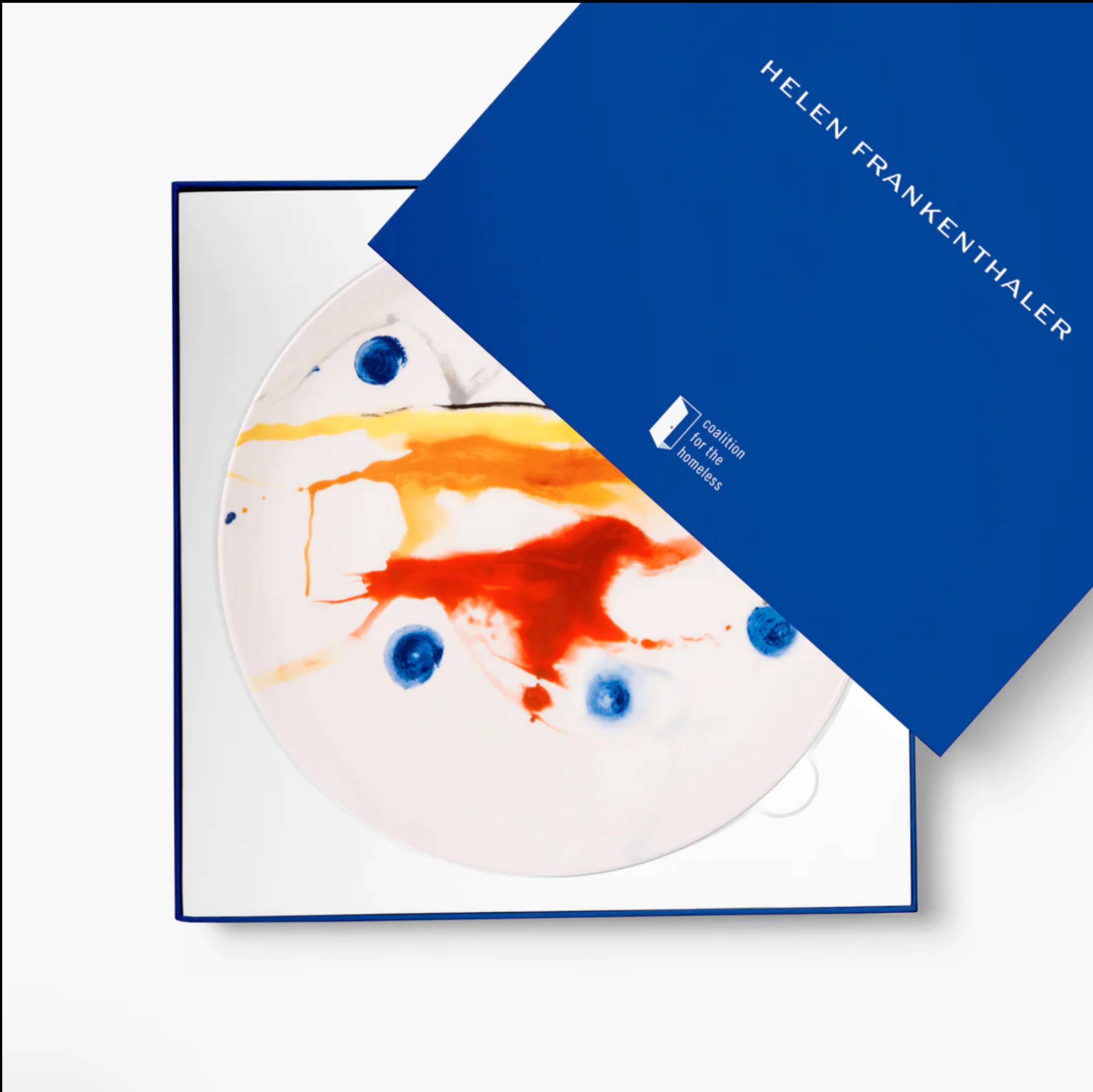 Acrobat (détail), assiette en porcelaine en édition limitée dans une boîte bleue sur mesure - abstrait - Print de Helen Frankenthaler
