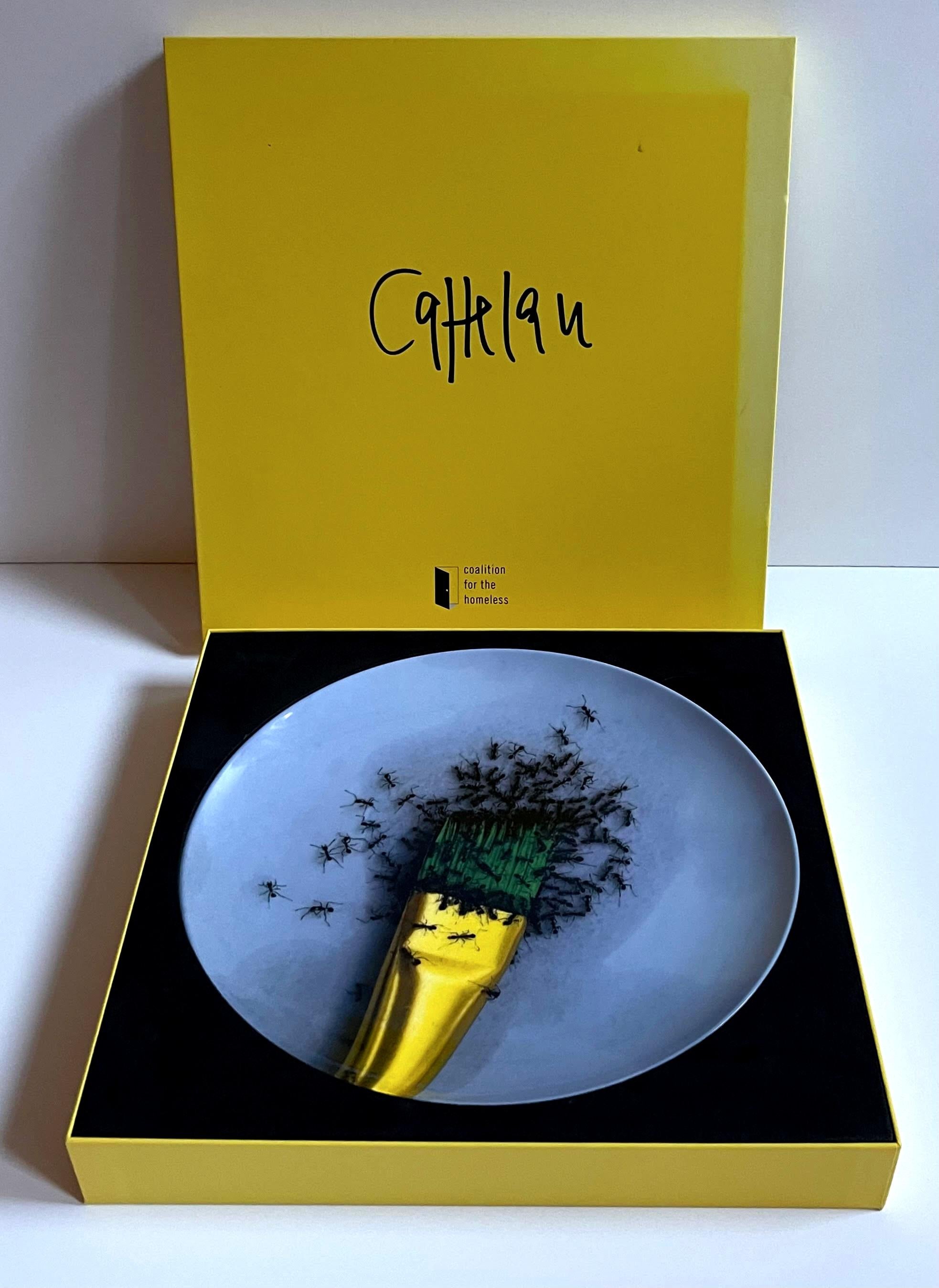 Porzellan-/Keramikteller ohne Titel in limitierter Auflage in maßgeschneiderter Geschenkbox (neu)  (Zeitgenössisch), Mixed Media Art, von Maurizio Cattelan