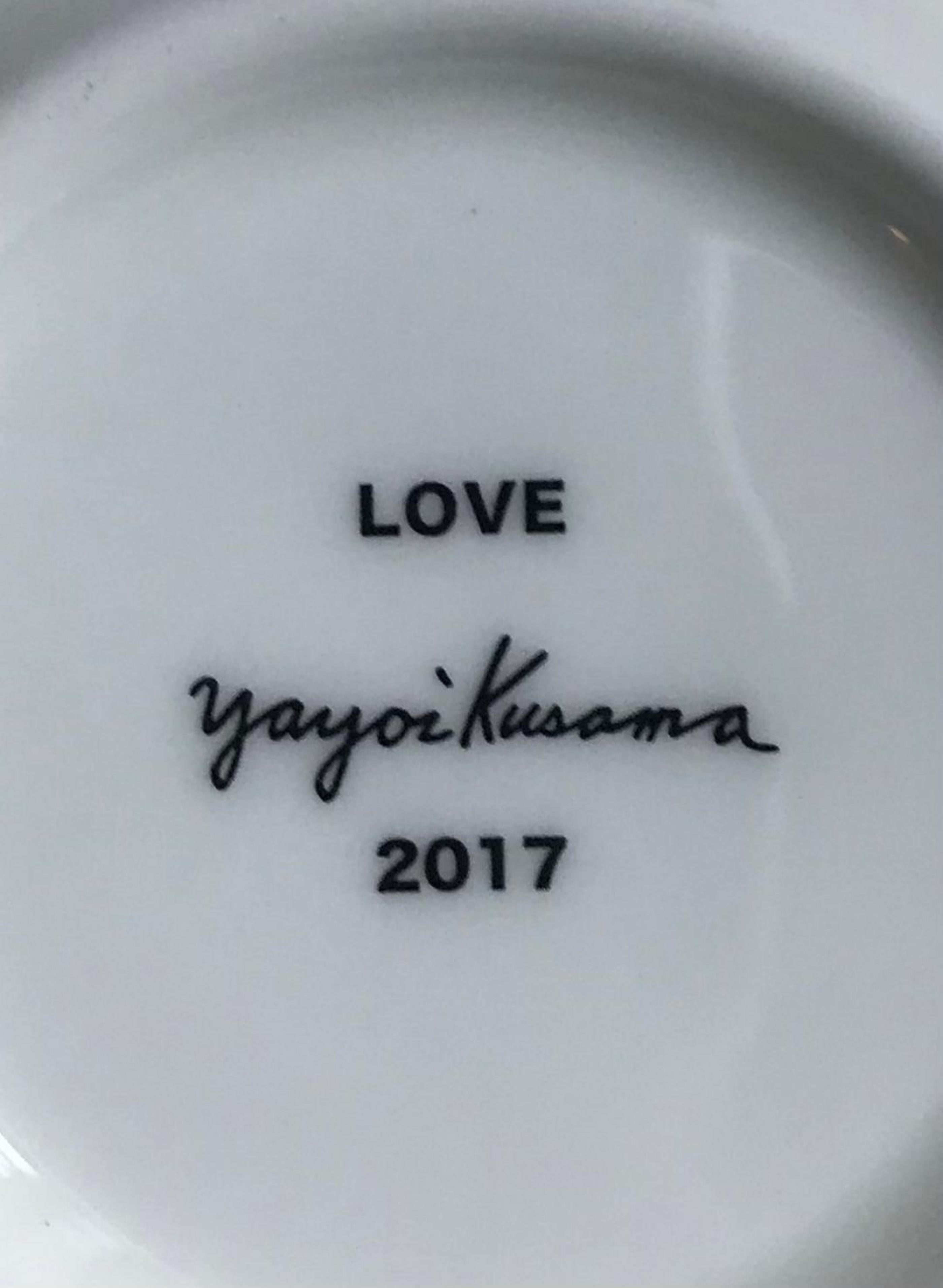 Yayoi Kusama
Bol en céramique Love Forever (édition VIP Gold), 2017
Bol en porcelaine en édition limitée 
Signature, titre et date de cuisson sur le dessous de la coupe.
4,5 x 4,5 x 1 pouce
Édition limitée jamais diffusée au public. Produit à