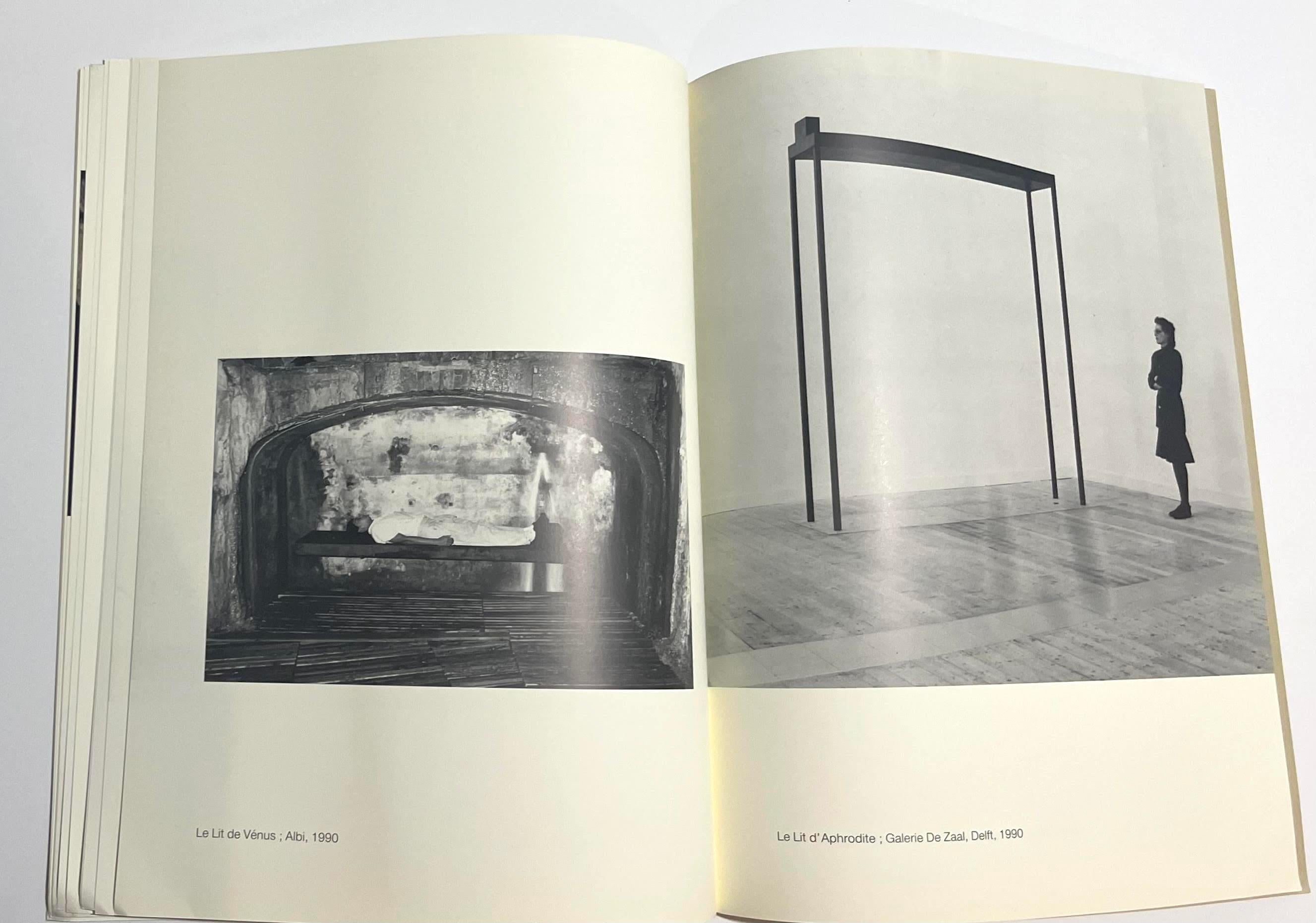 Marina Abramovic, Disegno originale di clessidra firmato a mano nella monografia Beaux Arts in vendita 8