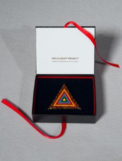 Ciondolo in smalto con logo della Memoria dell'Olocausto in scatola personalizzata con inciso il nome dell'artista