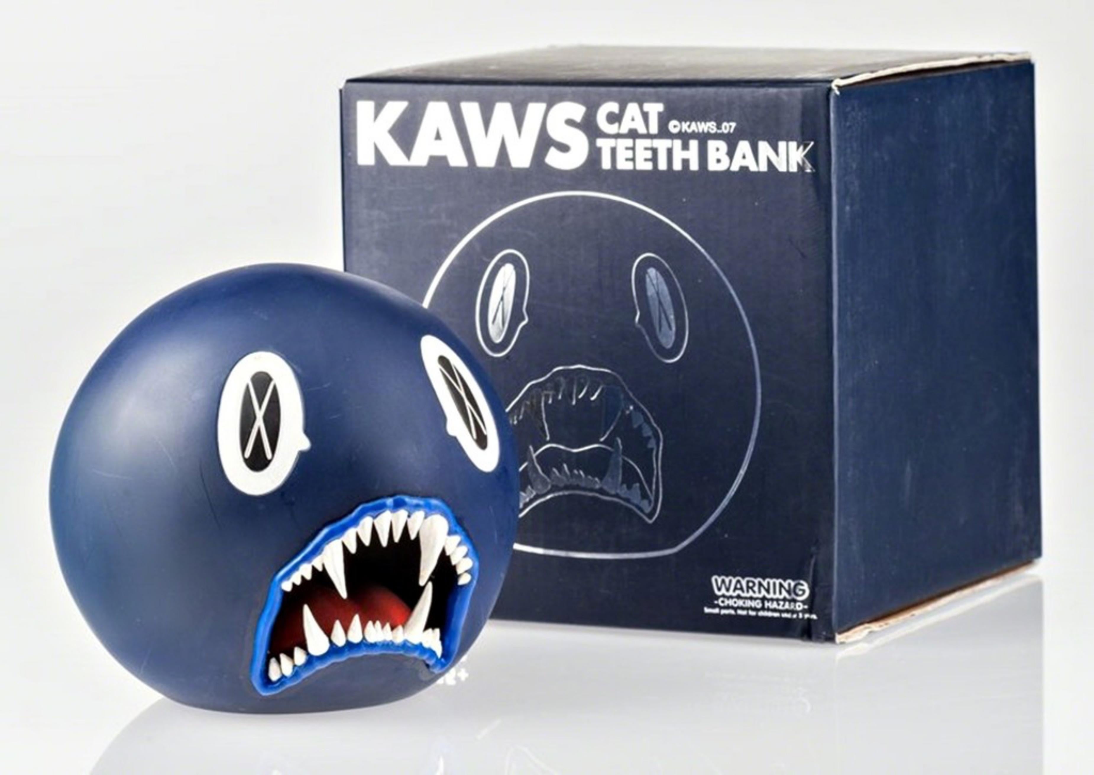 KAWS, Cat Teeth Bank Scultura in vinile dipinto in edizione limitata + scatola originale